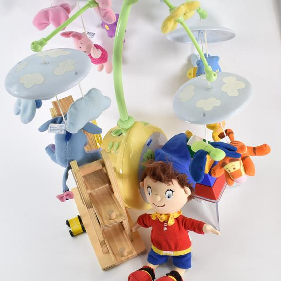 4 jeux/jouets : mobile Tomy avec les personnages de Winnie l'ourson, jeu de construction Idéal Blox, circuit voitures rustique kid us, peluche oui-oui Bon état -  reconditionné disponible sur Label Emmaüs