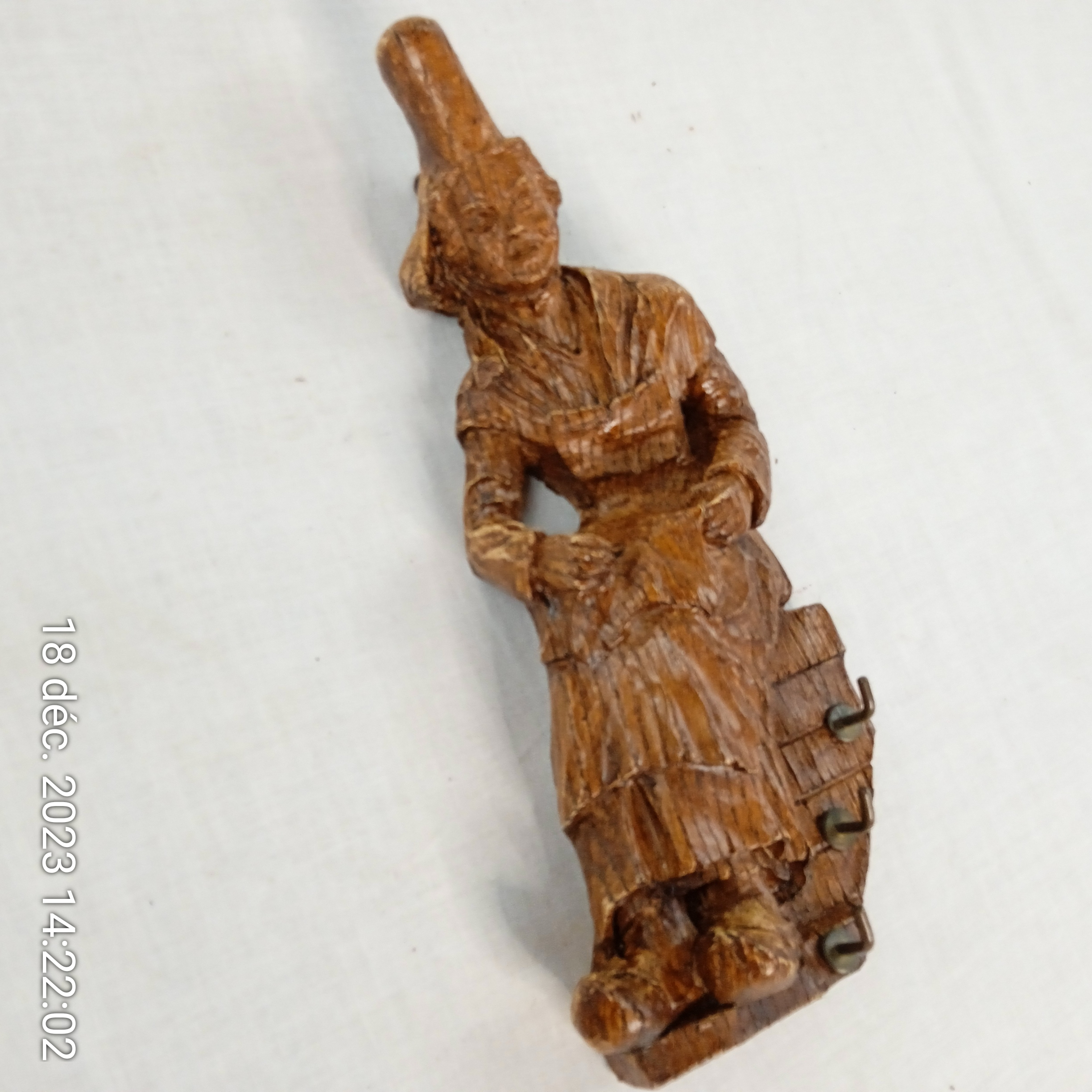 Statuette murale en bois 