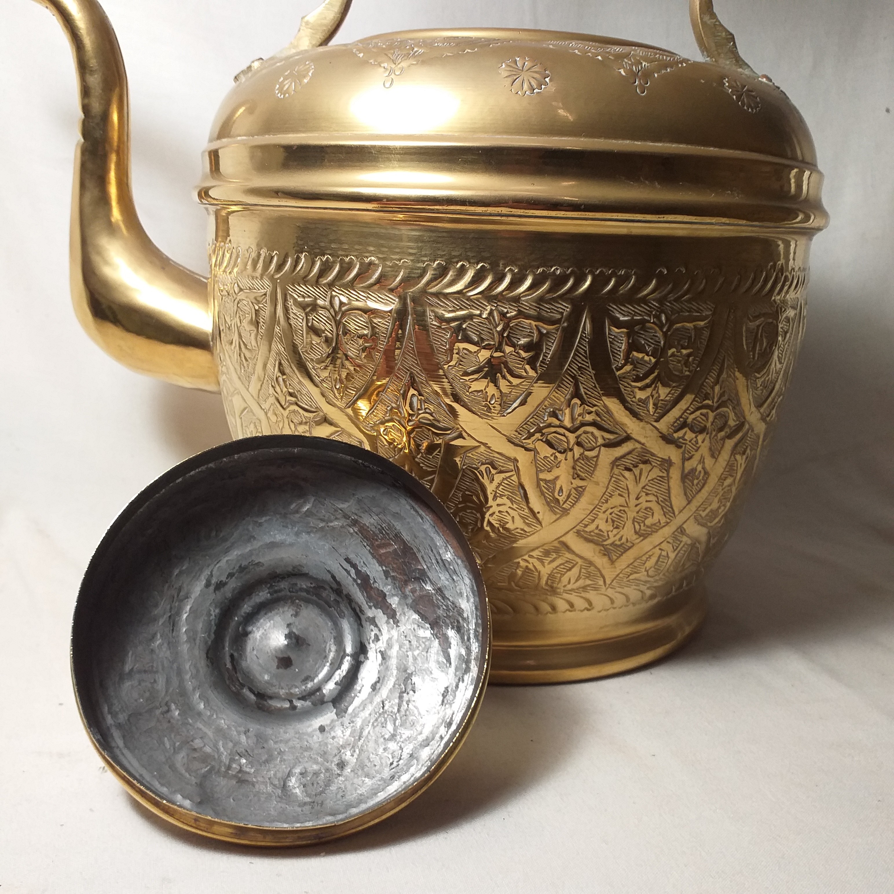 Ancienne grande bouilloire marocaine ciselée - Photo 1