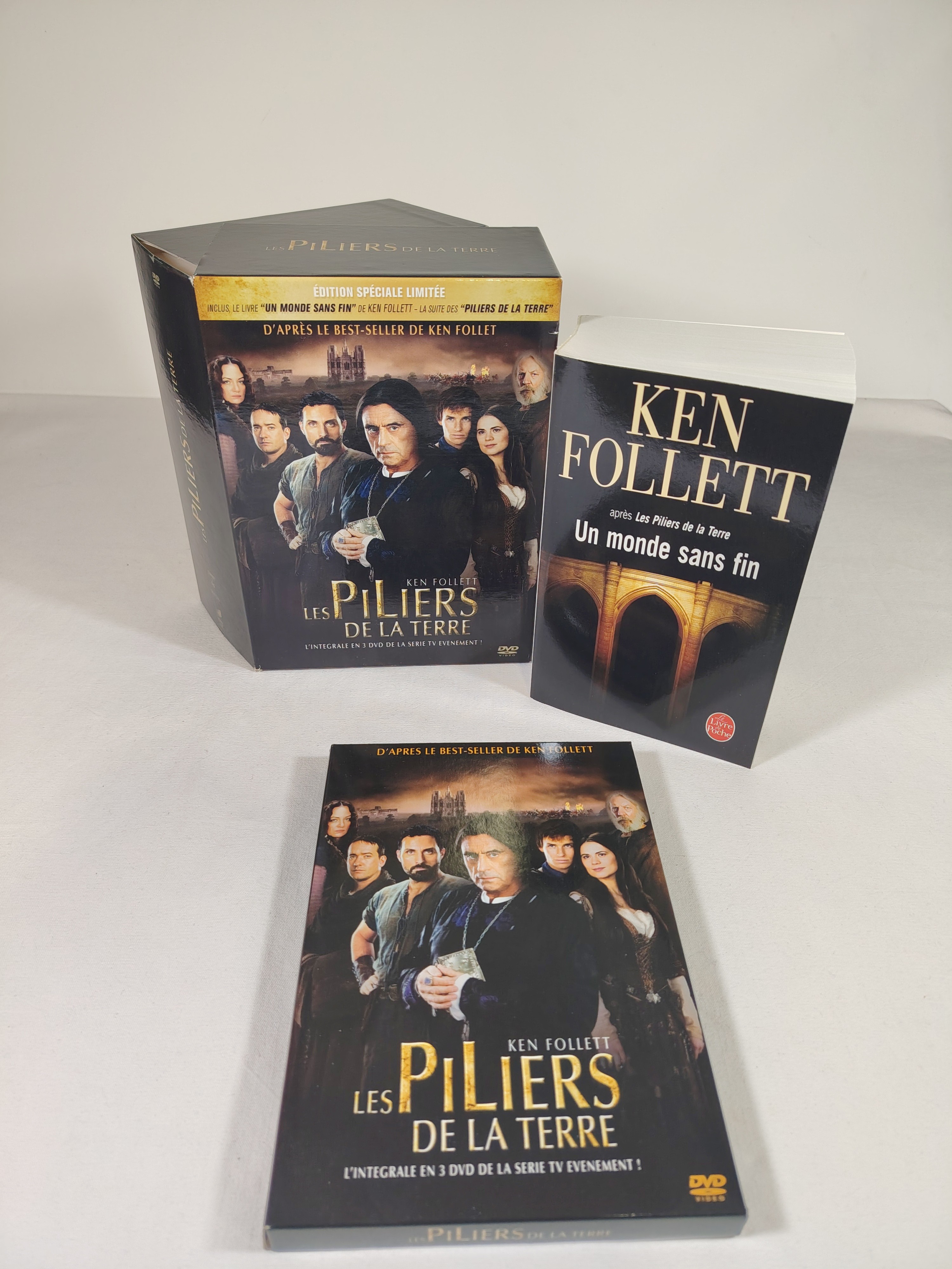 Voir photo 3 de Les piliers de la terre-Intégrale 3 DVD + Livre "Un monde sans fin" Les piliers de la terre-Intégrale 3 DVD + Livre "Un monde sans fin" Bon état - Vue 3 -