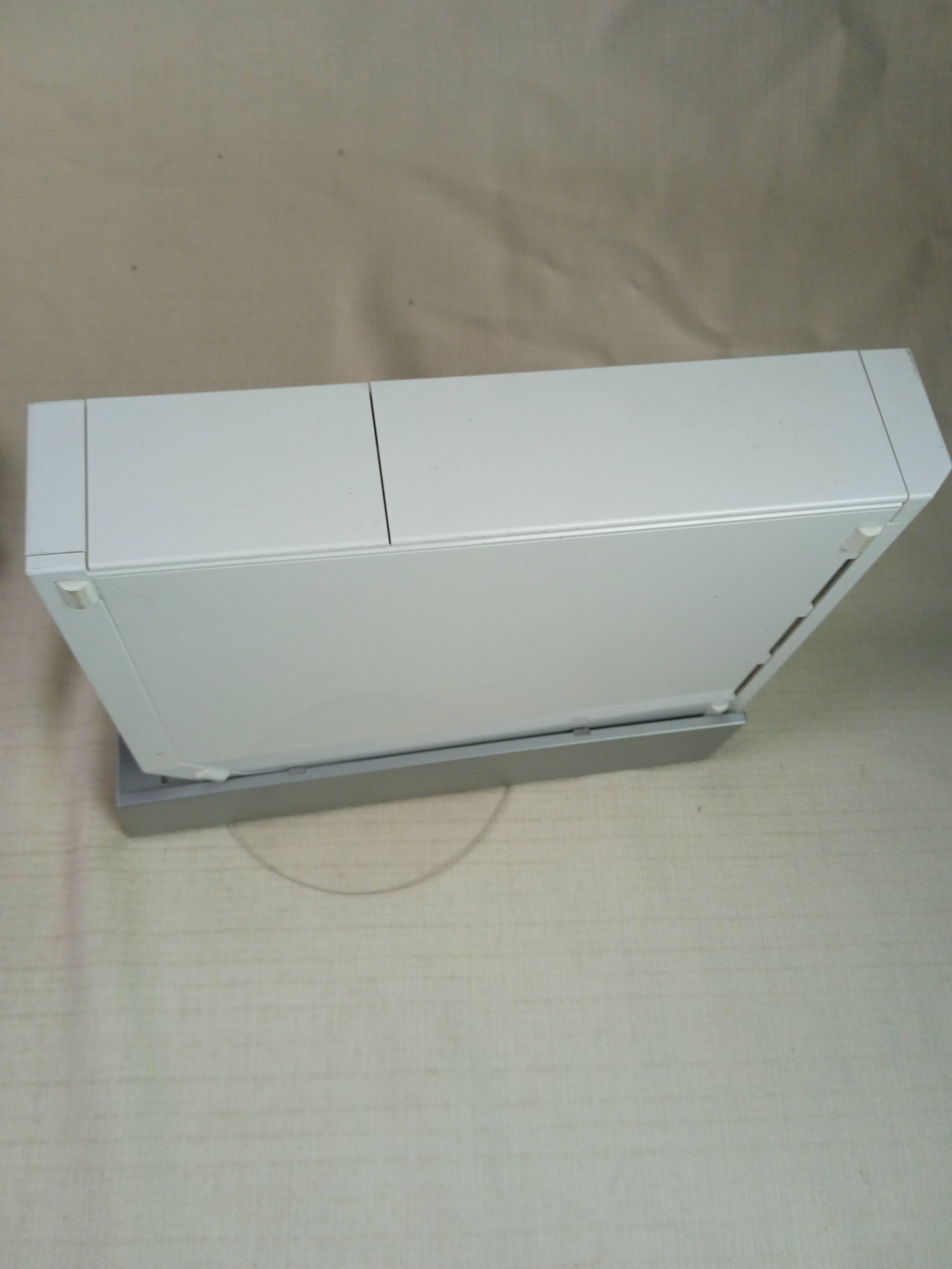 Voir photo 2 de Console Wii avec deux manettes ( Wiimote et Wii nunchuck) et trois volants Console Wii avec deux manettes ( Wiimote et Wii nunchuck) et trois volants Bon état - Vue 2 -