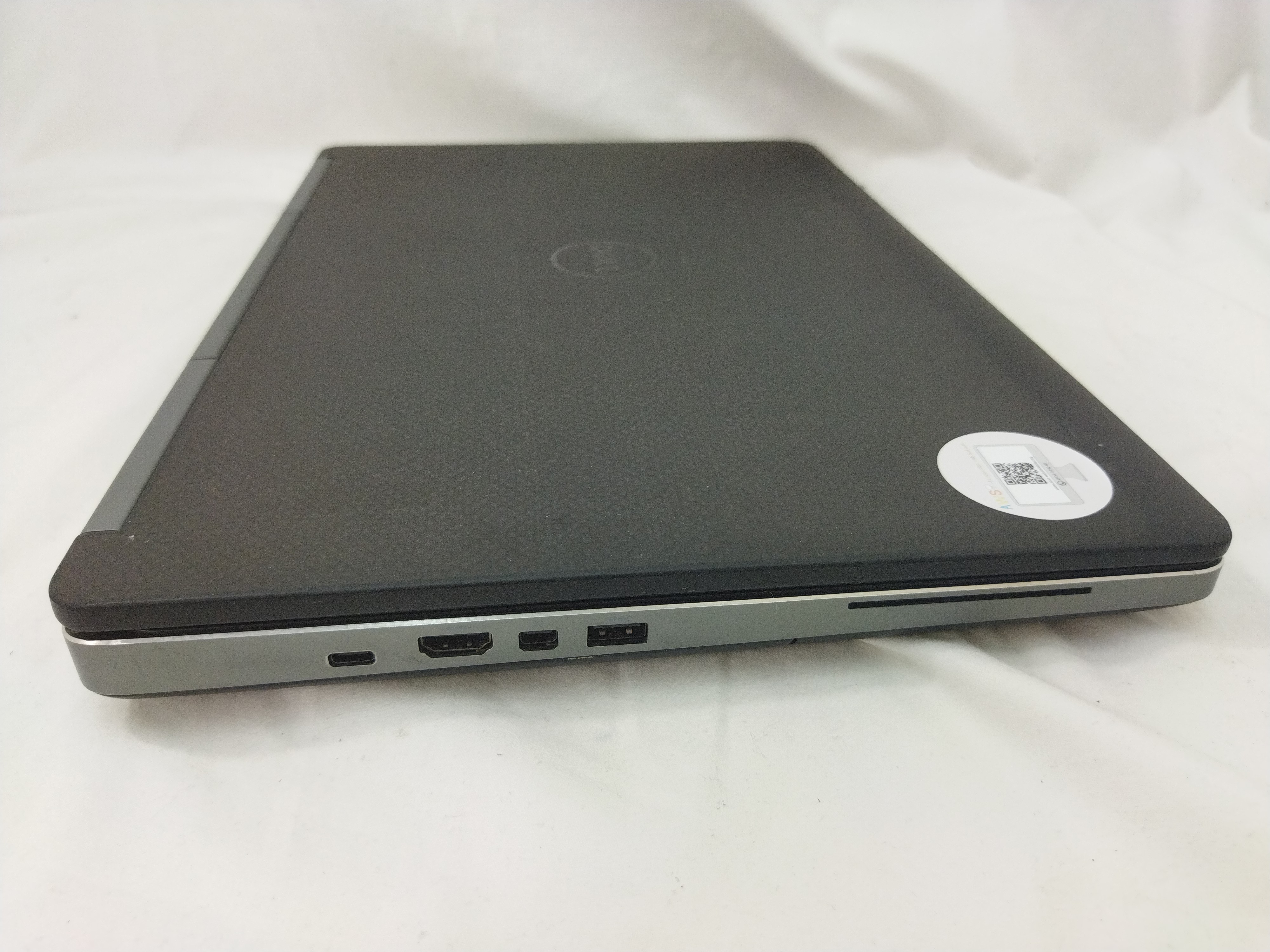 Voir photo 4 de Pc Portable DELL Précision 7520 reconditionné avec 32 Go RAM en très bon état + 2 jeux (Tekken 7 & LEGOSTARWA) installés Pc Portable DELL Précision 7520 reconditionné avec 32 Go RAM en très bon état + 2 jeux (Tekken 7 & LEGOSTARWA) installés Très bon état - Vue 4 -