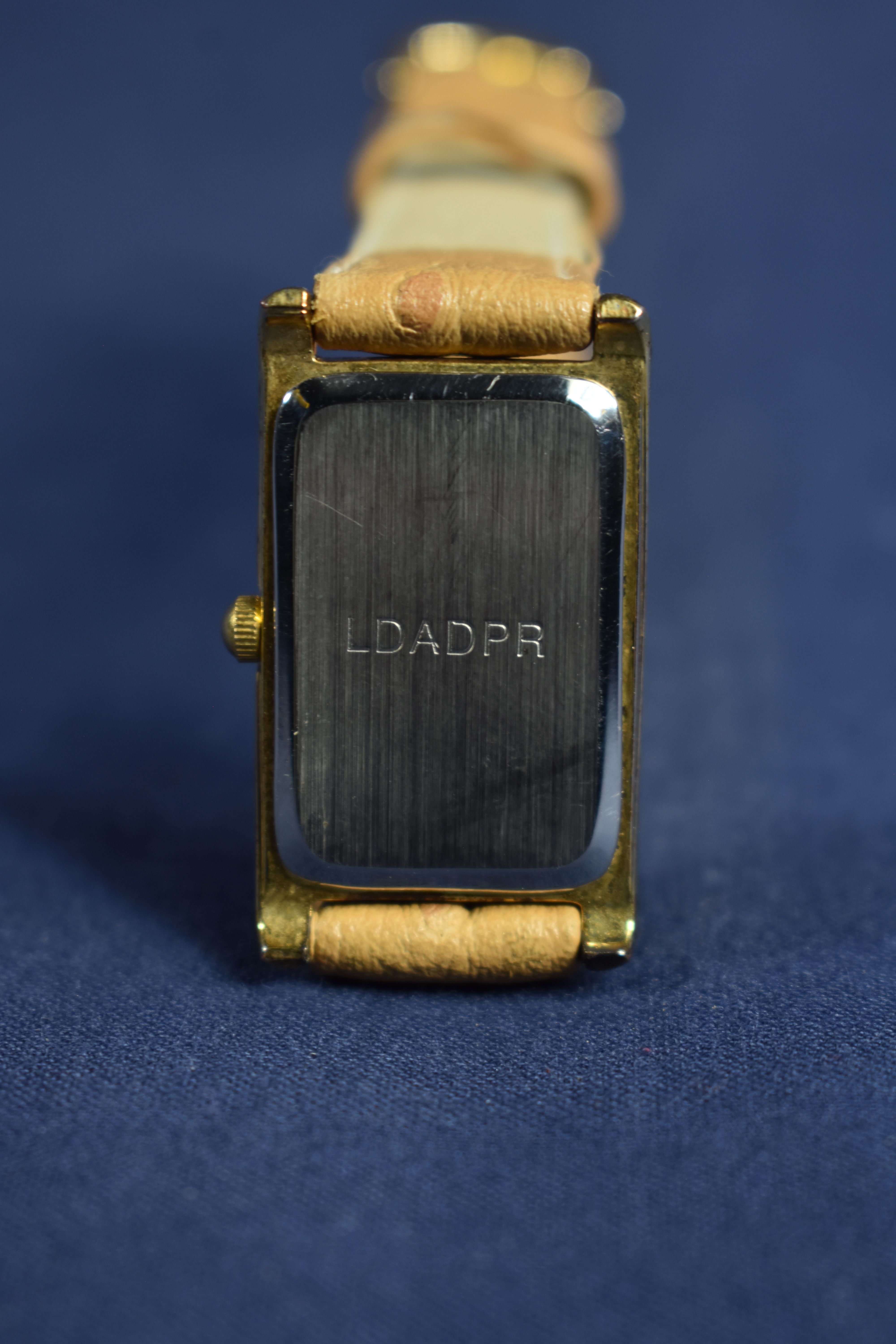Montre femme digitale rectangulaire marquée au dos 