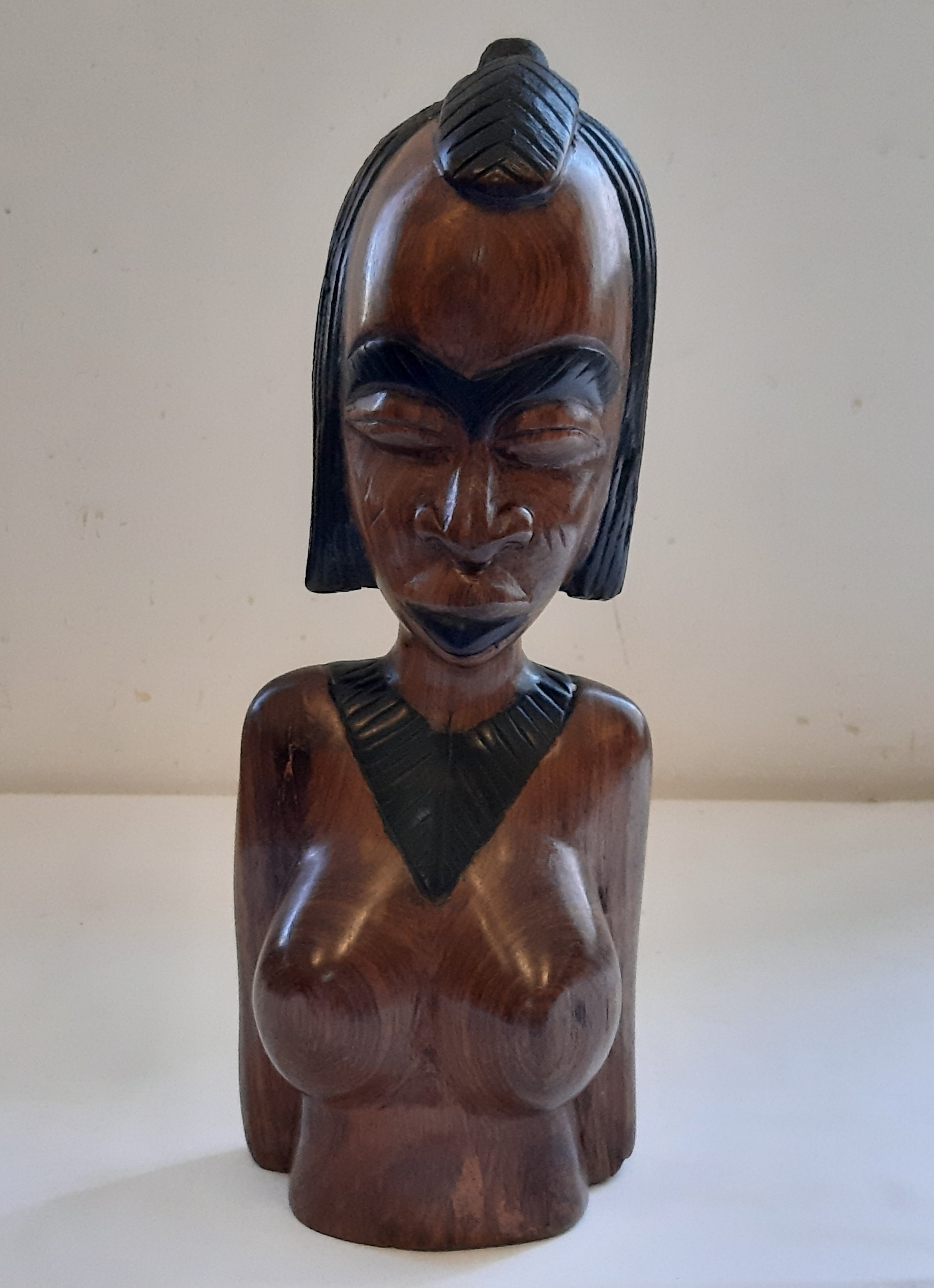 Sculpture buste de femme seins nus en bois brut, ébène, art Africain - Très bon état sur Label Emmaüs