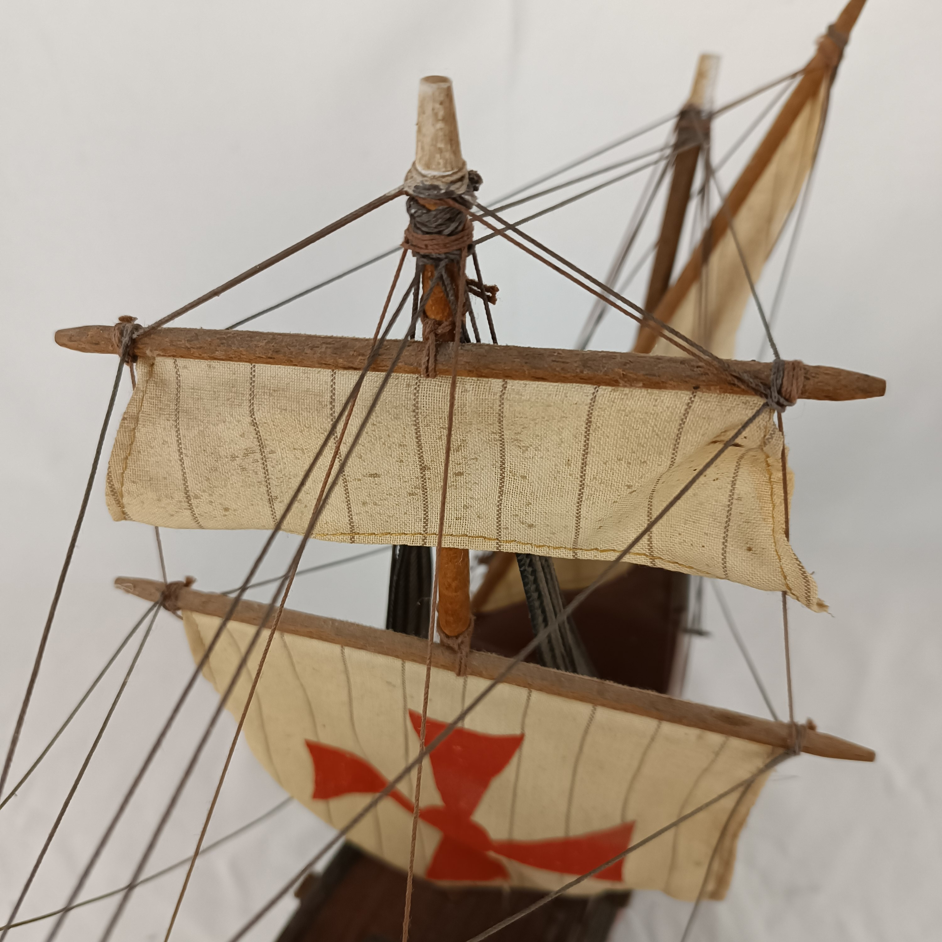 Maquette de bateau en bois, Caravelle espagnole du 15ème siècle, fabriquée en Espagne État correct - Vue 17 - 