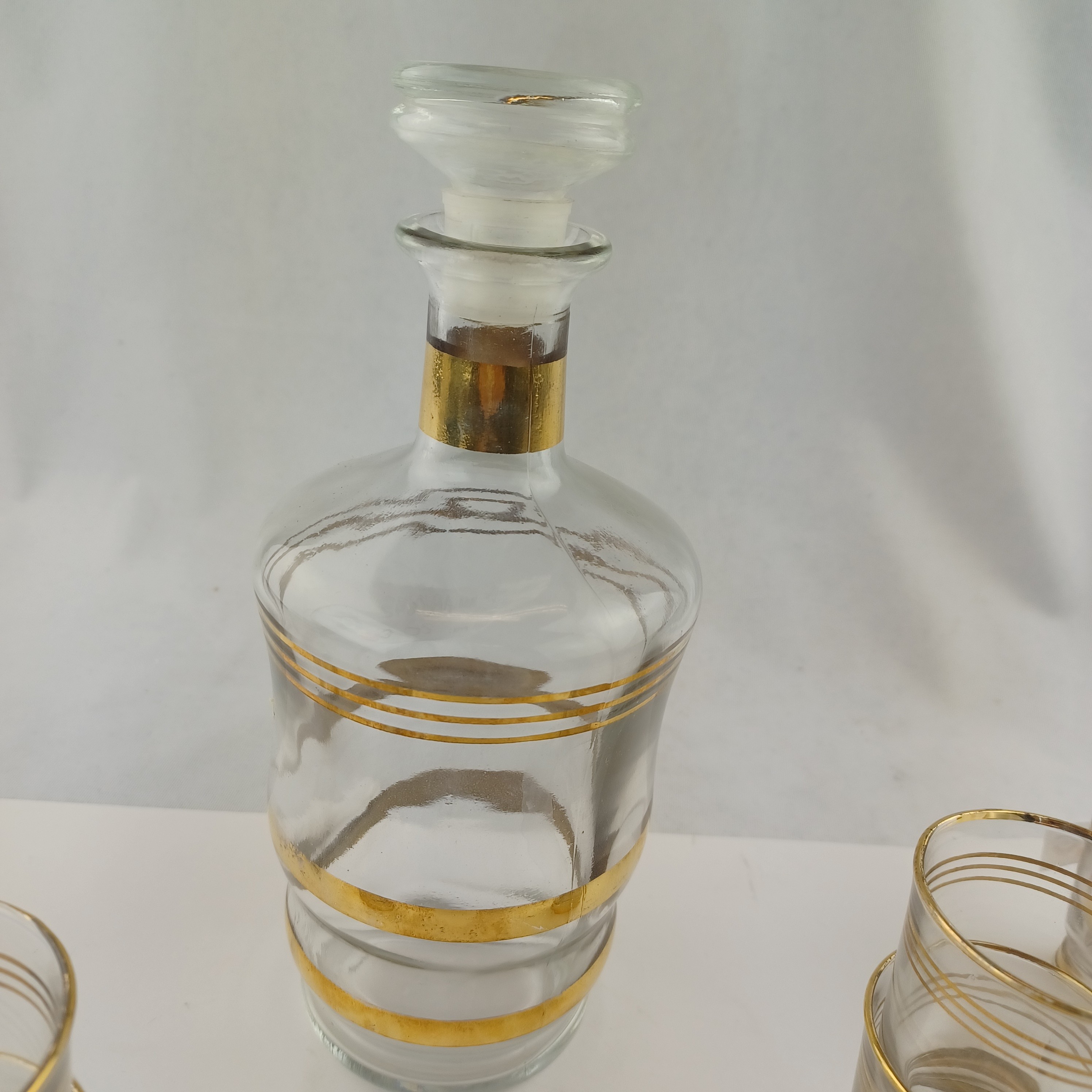 Voir photo 4 de Service à liqueur comprenant une carafe de 65cl avec bouchon, 8 verres à liqueurs et deux verres à thé avec leur cuillère Service à liqueur comprenant une carafe de 65cl avec bouchon, 8 verres à liqueurs et deux verres à thé avec leur cuillère Très bon état - Vue 4 -
