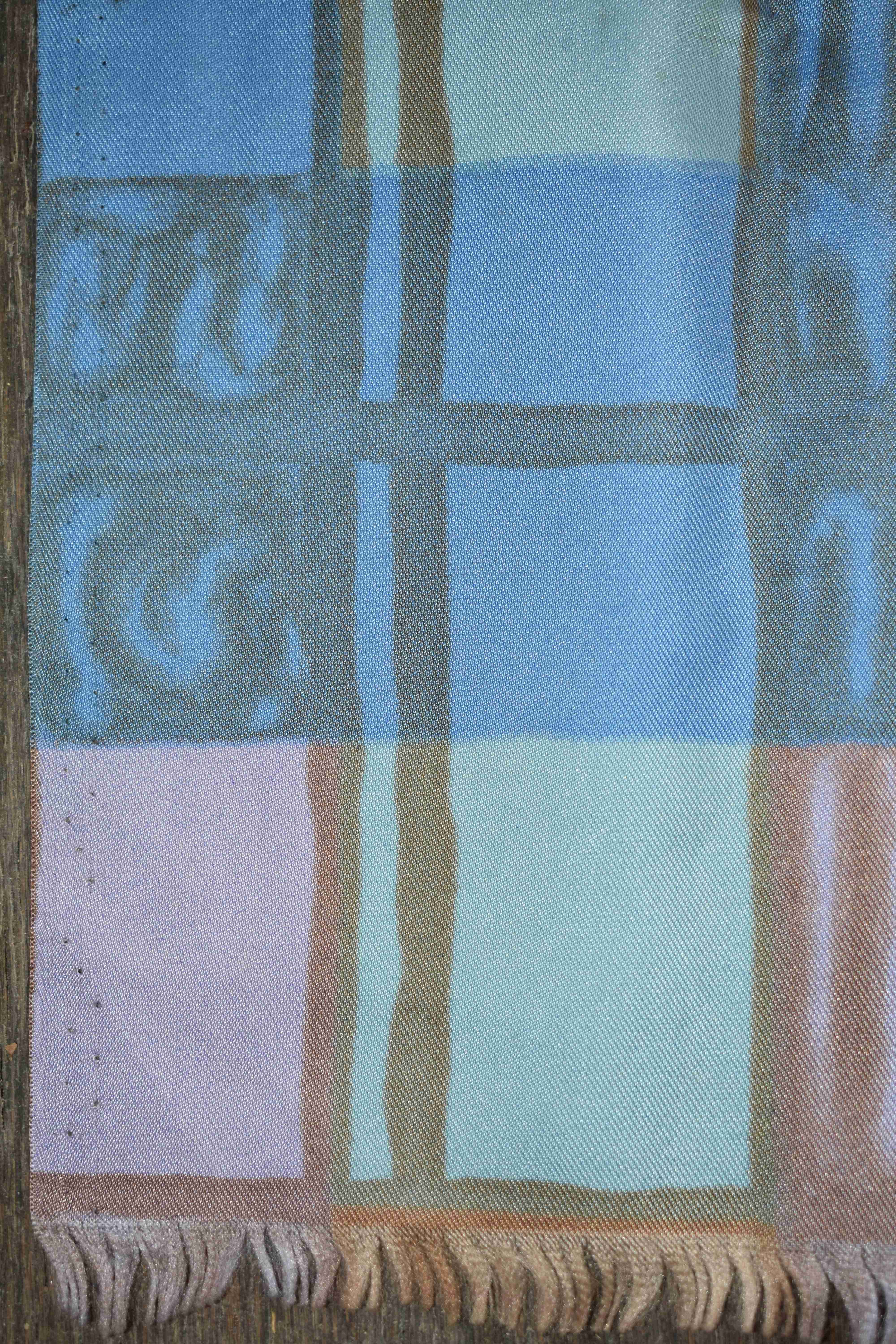 Foulard en Twill ( 90 x 81 cm ) dans les tons ocres et bleus. Bon état - Vue 6 - 