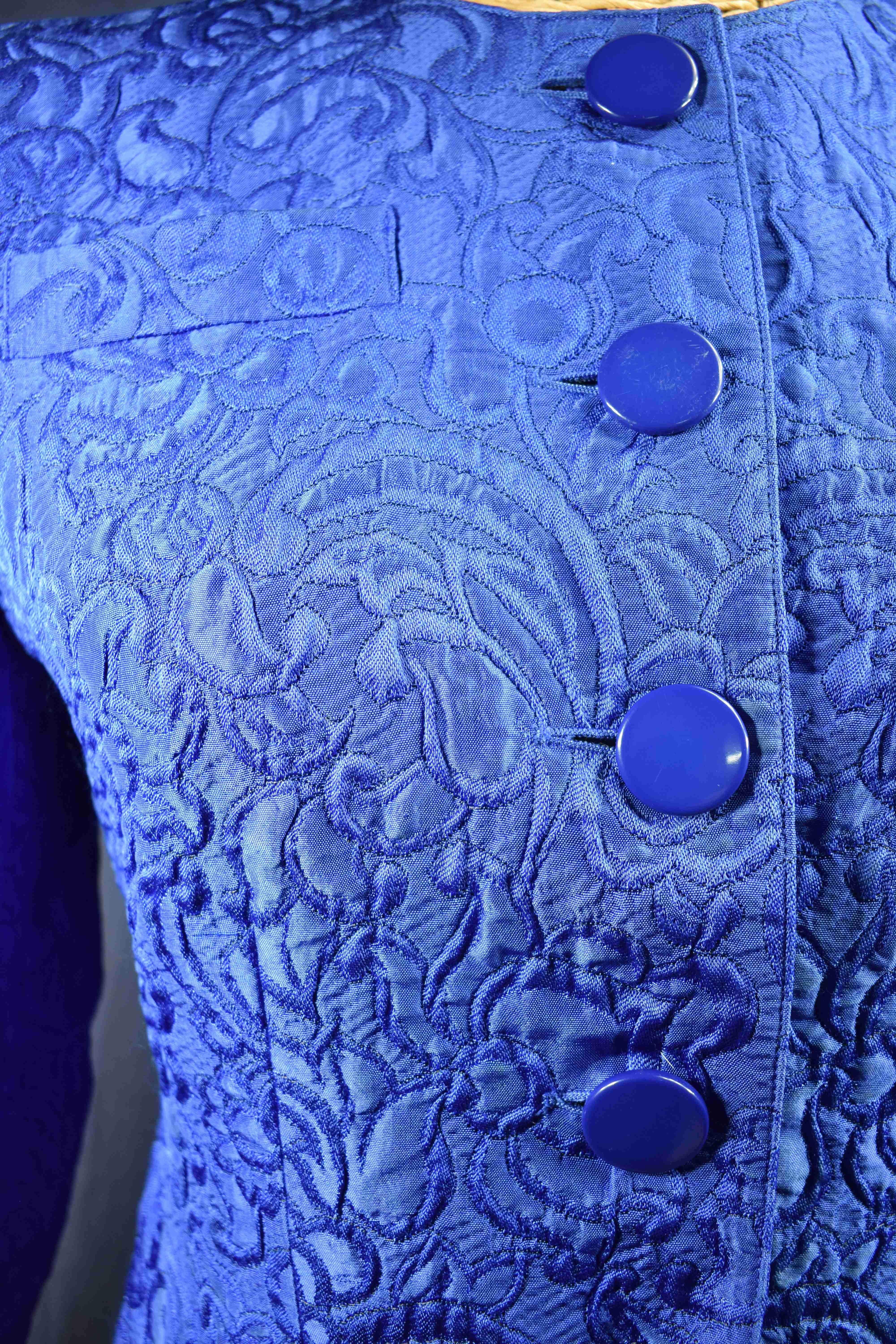 Voir photo 10 de Veste " vintage " Guy LAROCHE, bleu électrique taille 34, saison 2003. Veste " vintage " Guy LAROCHE, bleu électrique taille 34, saison 2003. Bon état - Vue 10 -