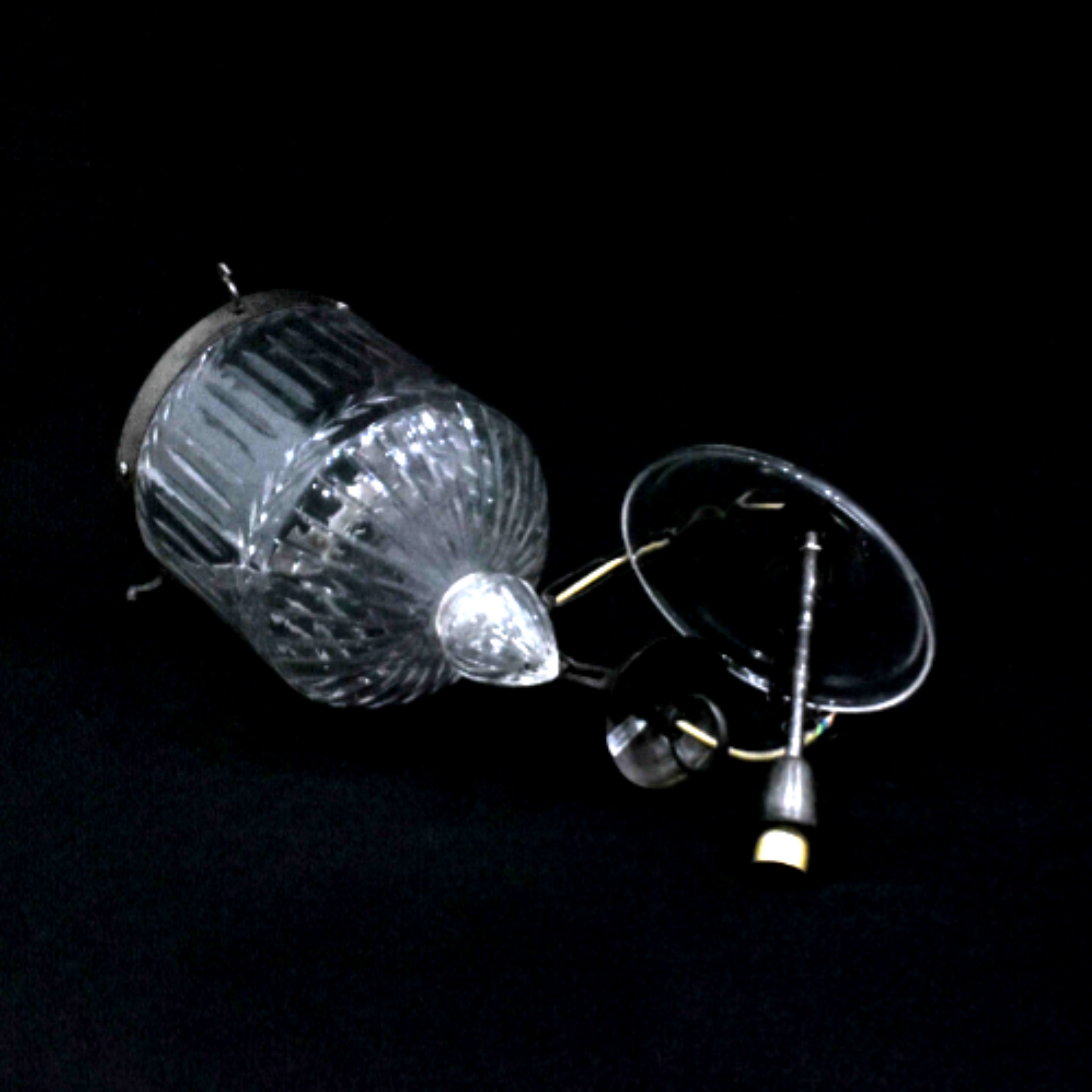 Voir photo 27 de Lanterne Suspendue Chehoma® - Esprit Colonial des Indes - Verre Taillé & Laiton doré Lanterne Suspendue Chehoma® - Esprit Colonial des Indes - Verre Taillé & Laiton doré Bon état - Vue 27 -