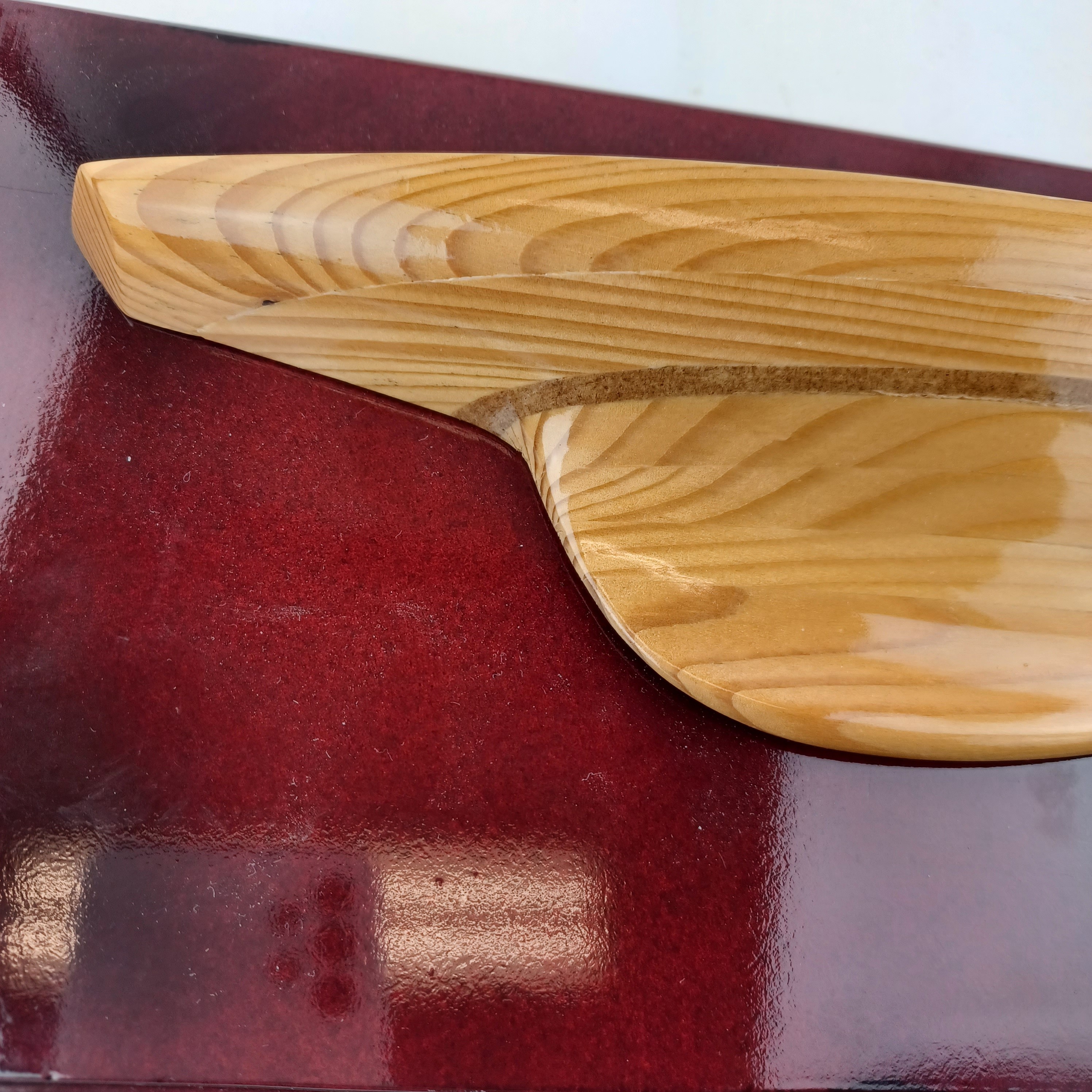 Cadre laqué d'une demi coque de bateau en bois Blue Nose de 41x16cm Très bon état - Vue 4 - 