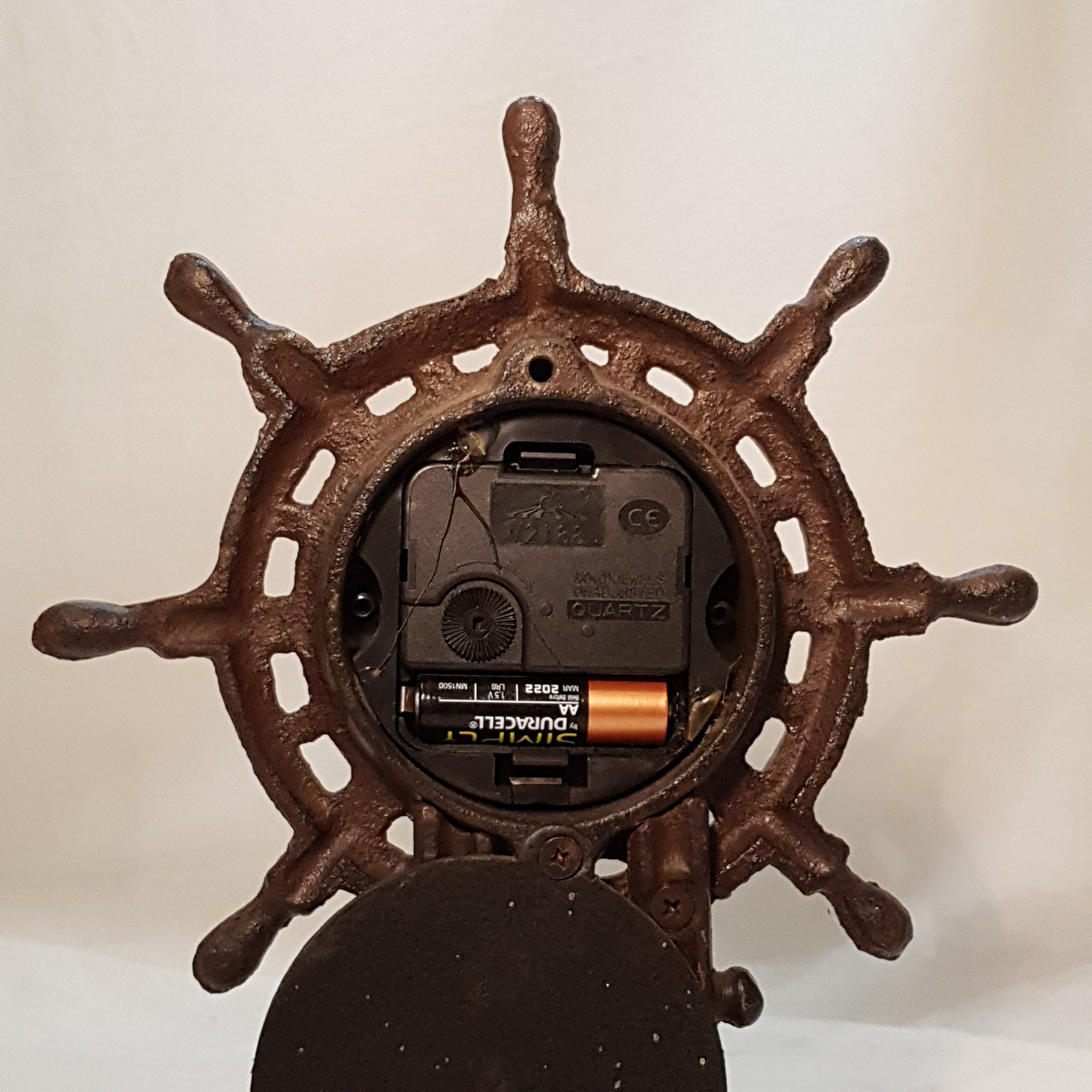 Horloge en fonte en forme de gouvernail - Photo 3