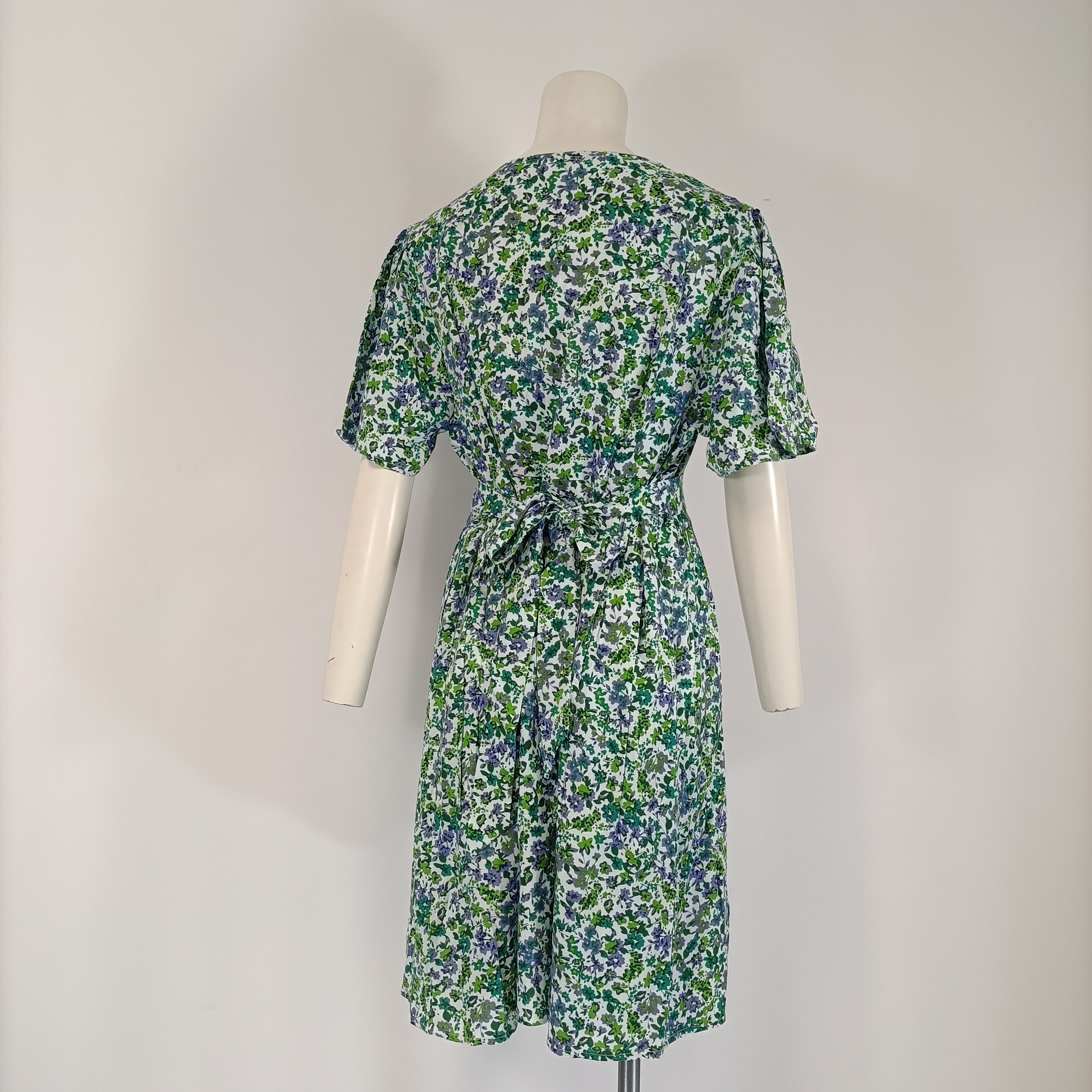 Robe fleurie verte bleu boutonnée manches courtes taille ajustée Comme neuf - Vue 3 - 
