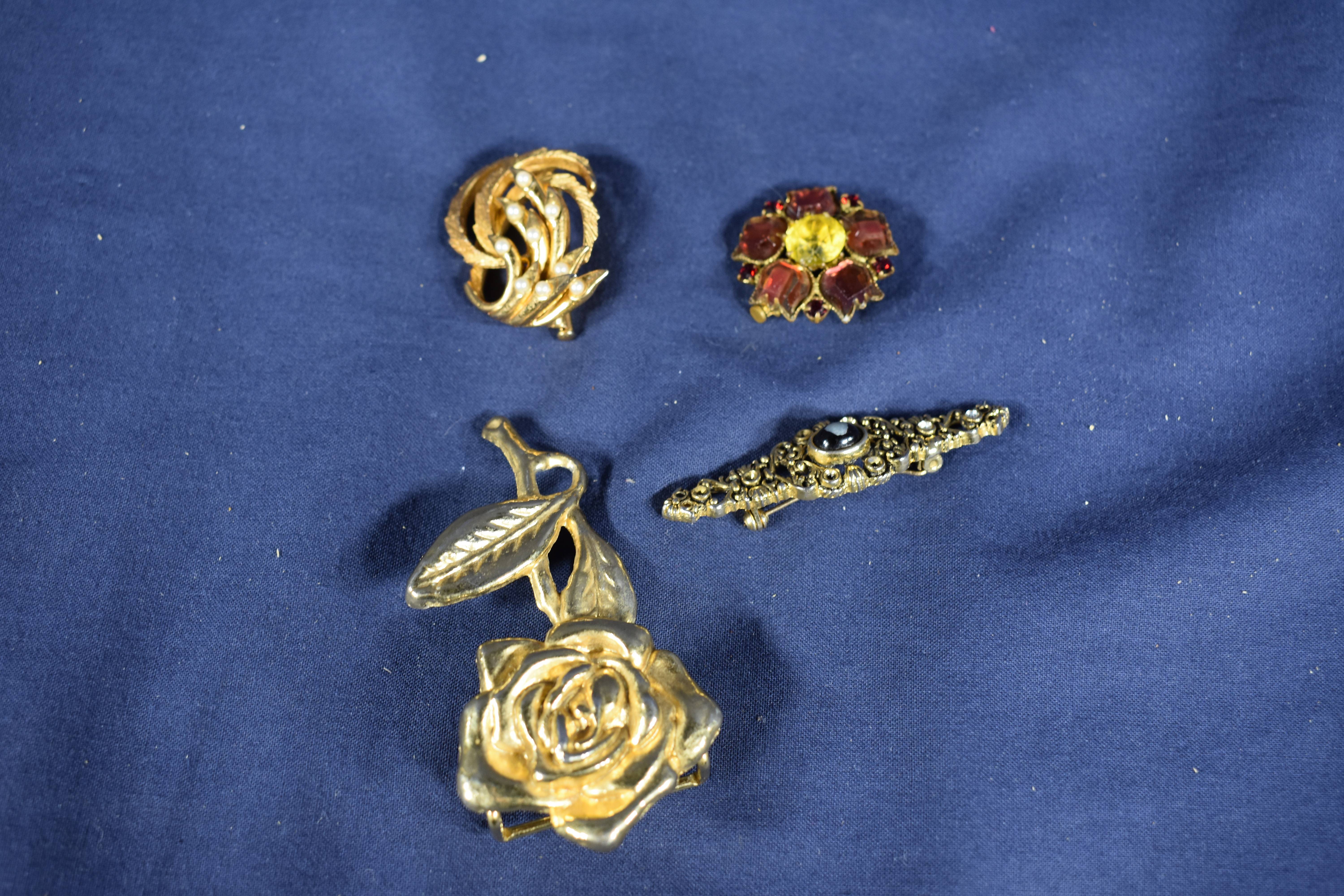 3 boucles plus 1 décoration de ceinture.  - Vue 4 - 