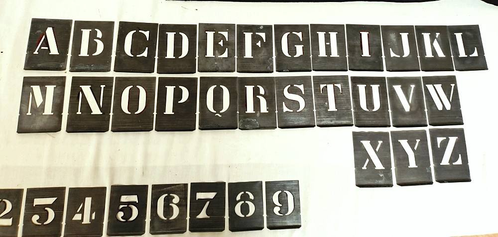 Pochoirs ancien alphabet en deux taillestaille et chiffres en zinc, complet. Bon état - Vue 2 - 