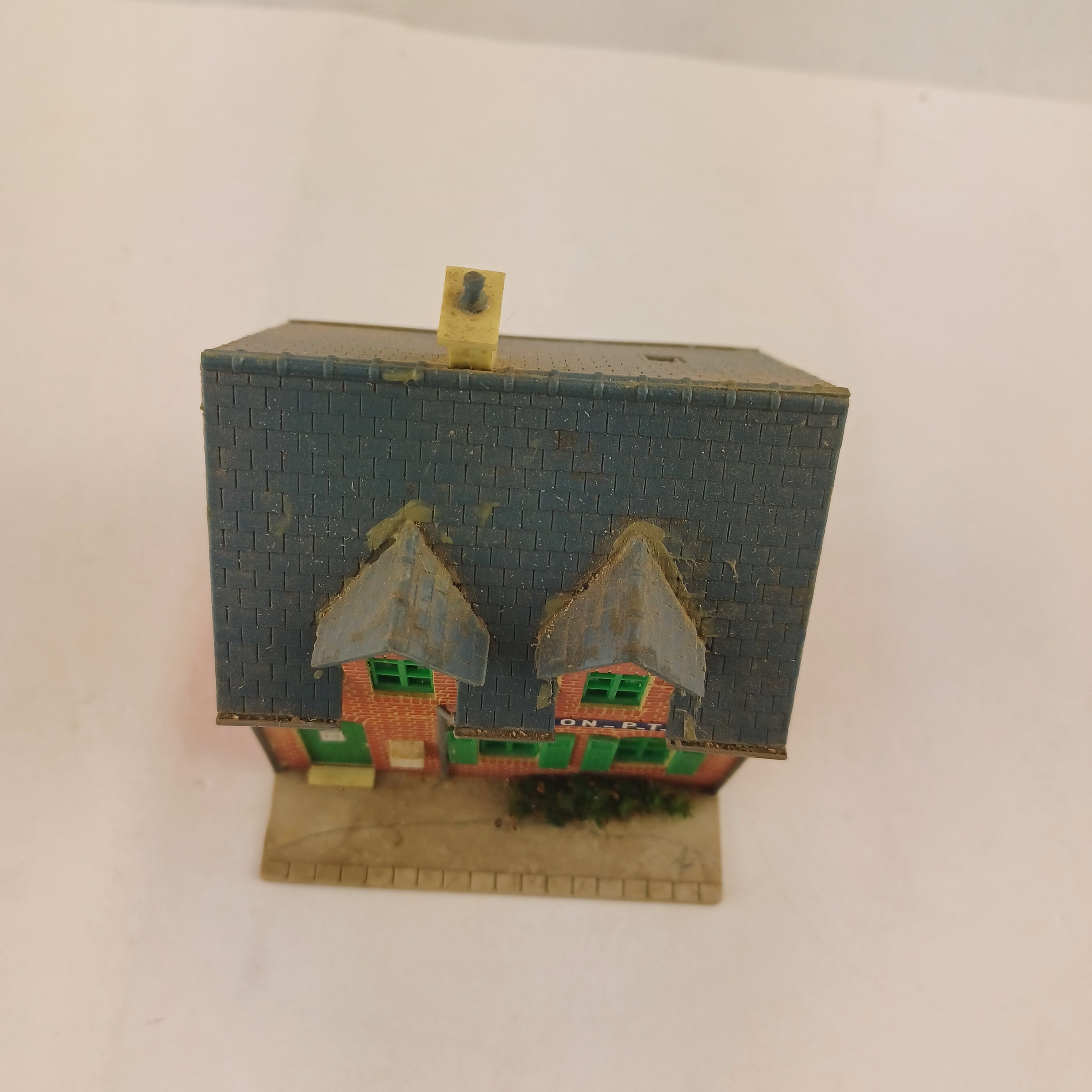 Maquette de modélisme en brique rouge de cerdon P.T.T. en plastique de 7x8x7 cm Très bon état - Vue 6 - 