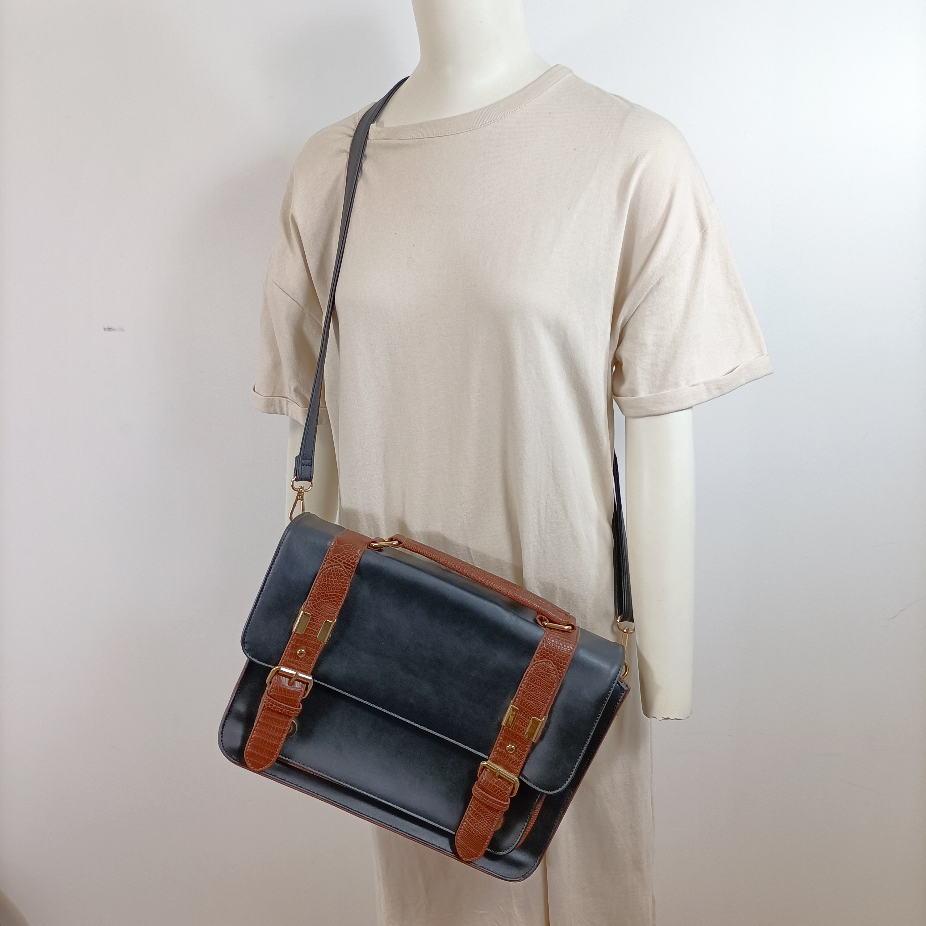 Sacoche cartable vintage simili cuir noir et marron croco, intérieur bordeaux Comme neuf - Vue 2 - 