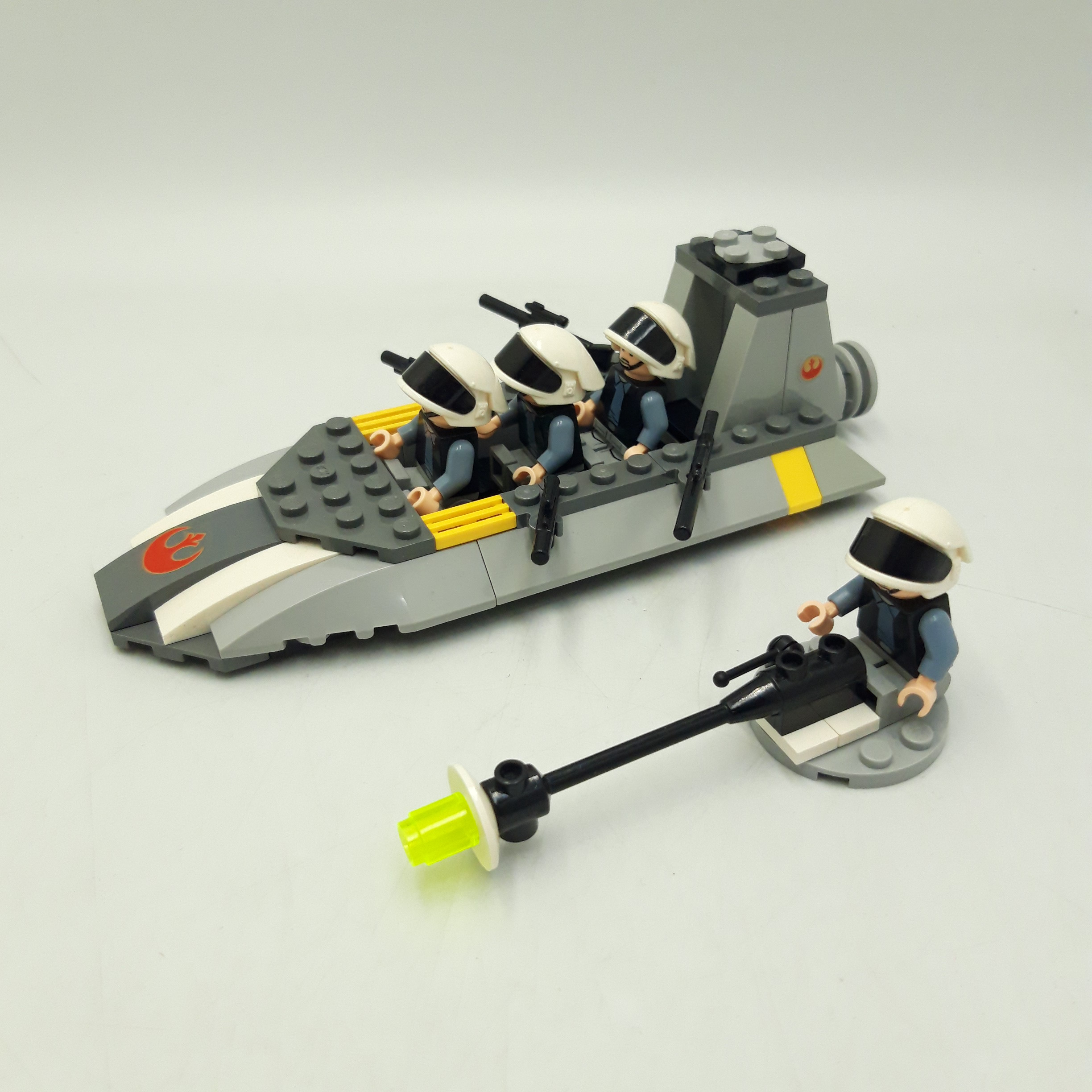 Voir photo 2 de Lego Star Wars référence 7668 'Rebel Scout Speeder' année 2008 Lego Star Wars référence 7668 'Rebel Scout Speeder' année 2008 Bon état - Vue 2 -