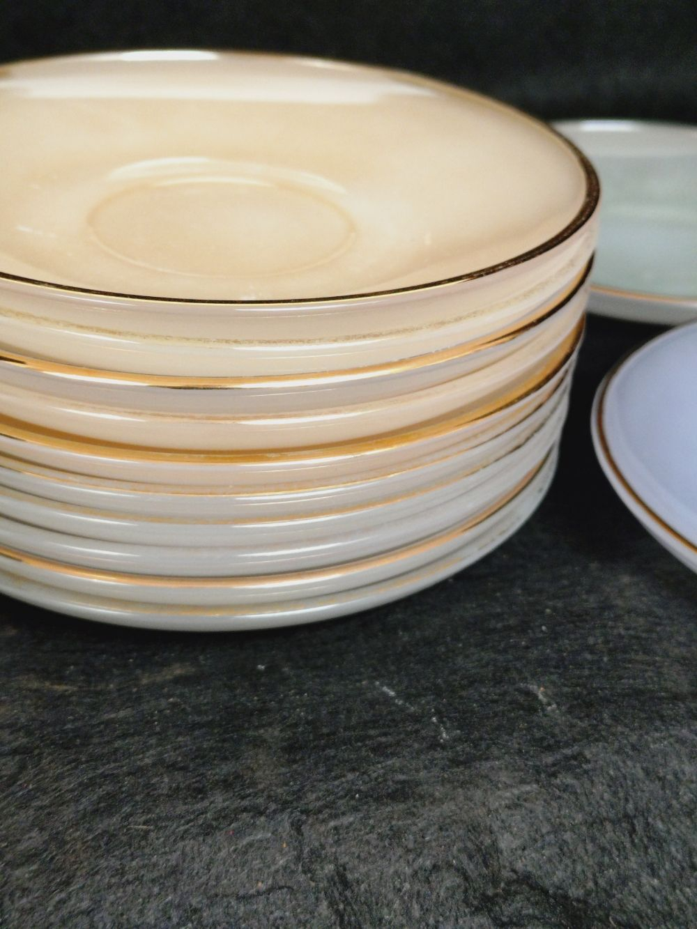 Lot de 7 tasses pastel en opaline ARCOPAL et 19 petites sous-assiettes- style vintage. - Photo 5