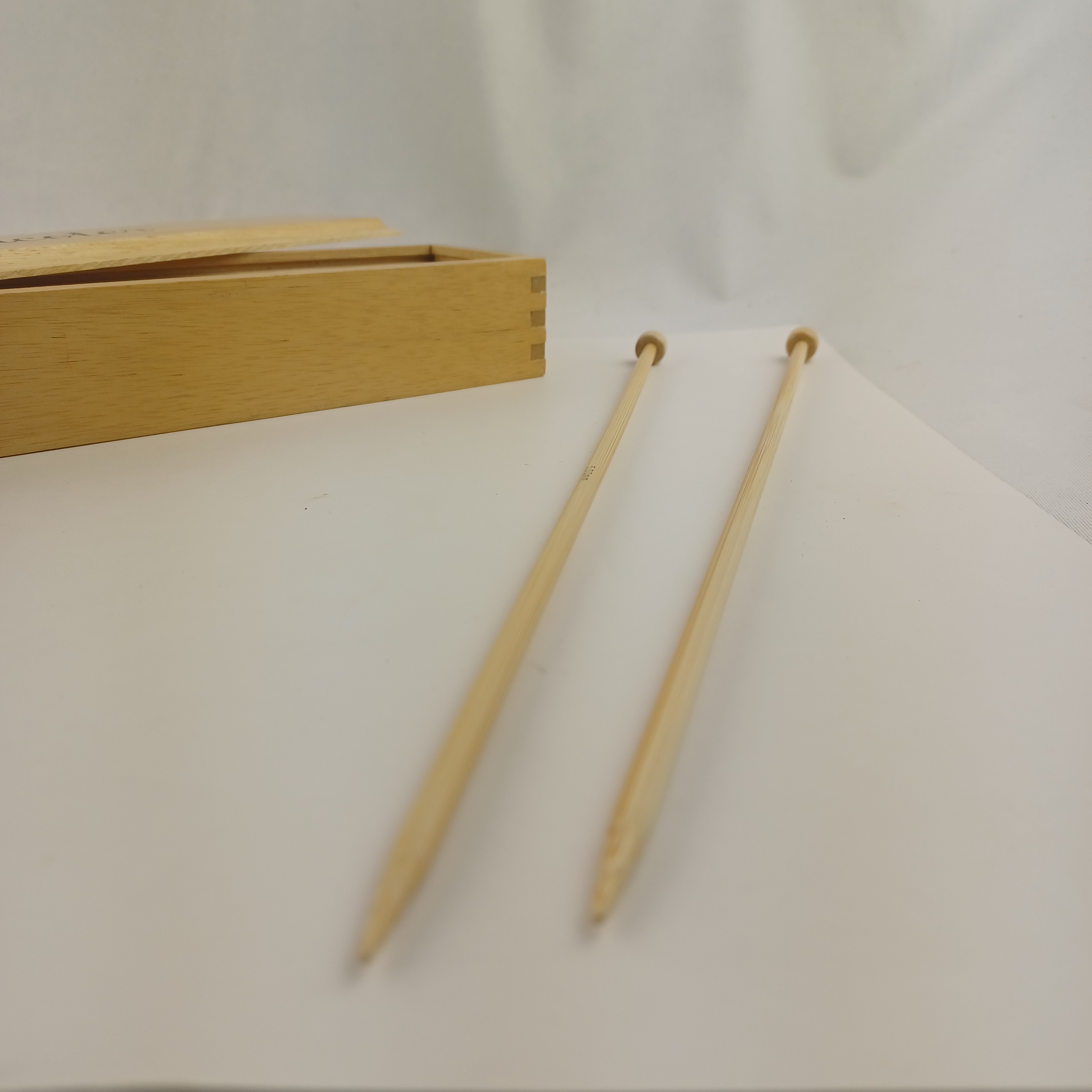 Boîte “range aiguilles à tricoter” en bois vernis Très bon état - Vue 4 - 