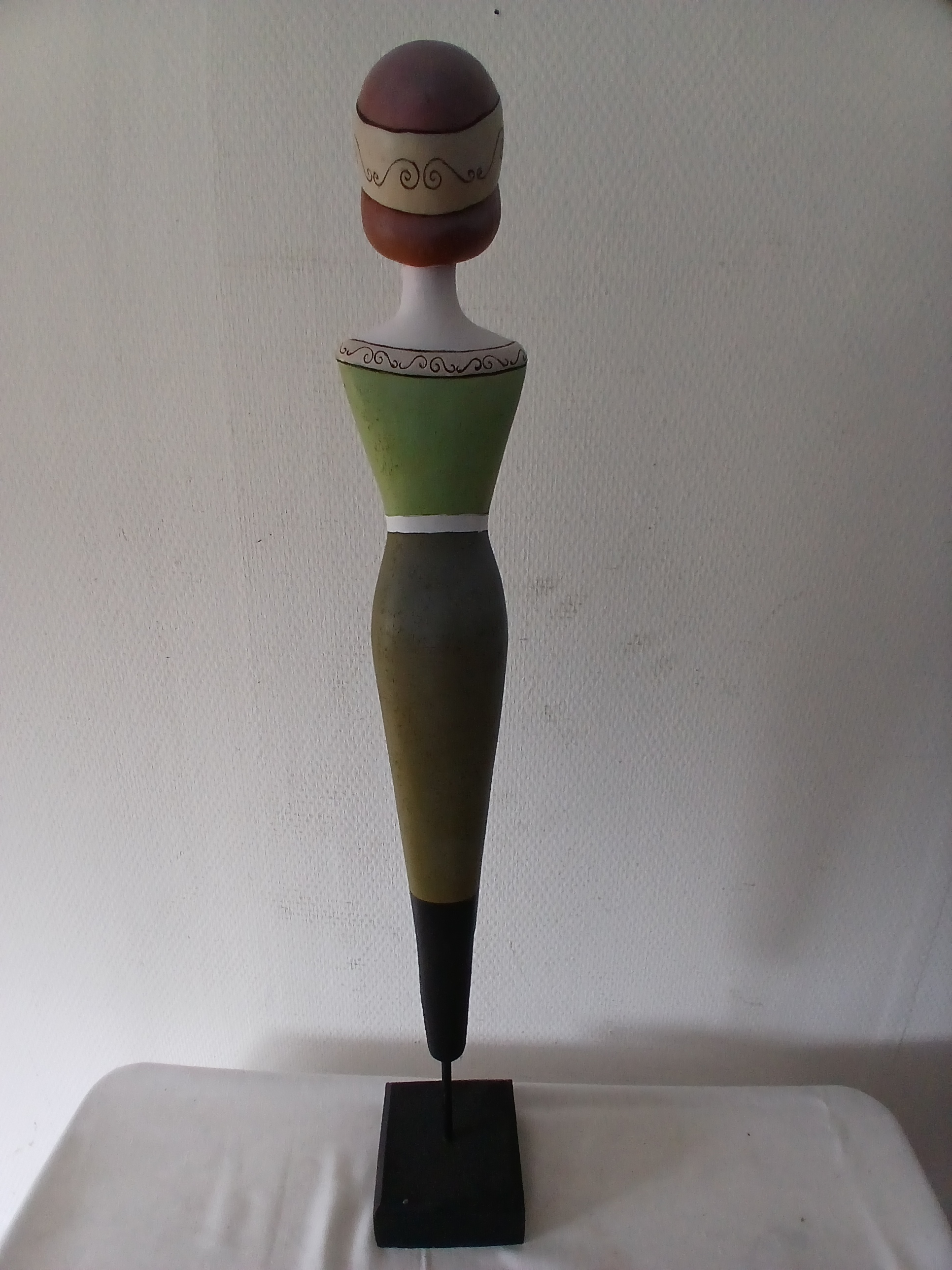 Statuette sur pied en matériau composite représentant 