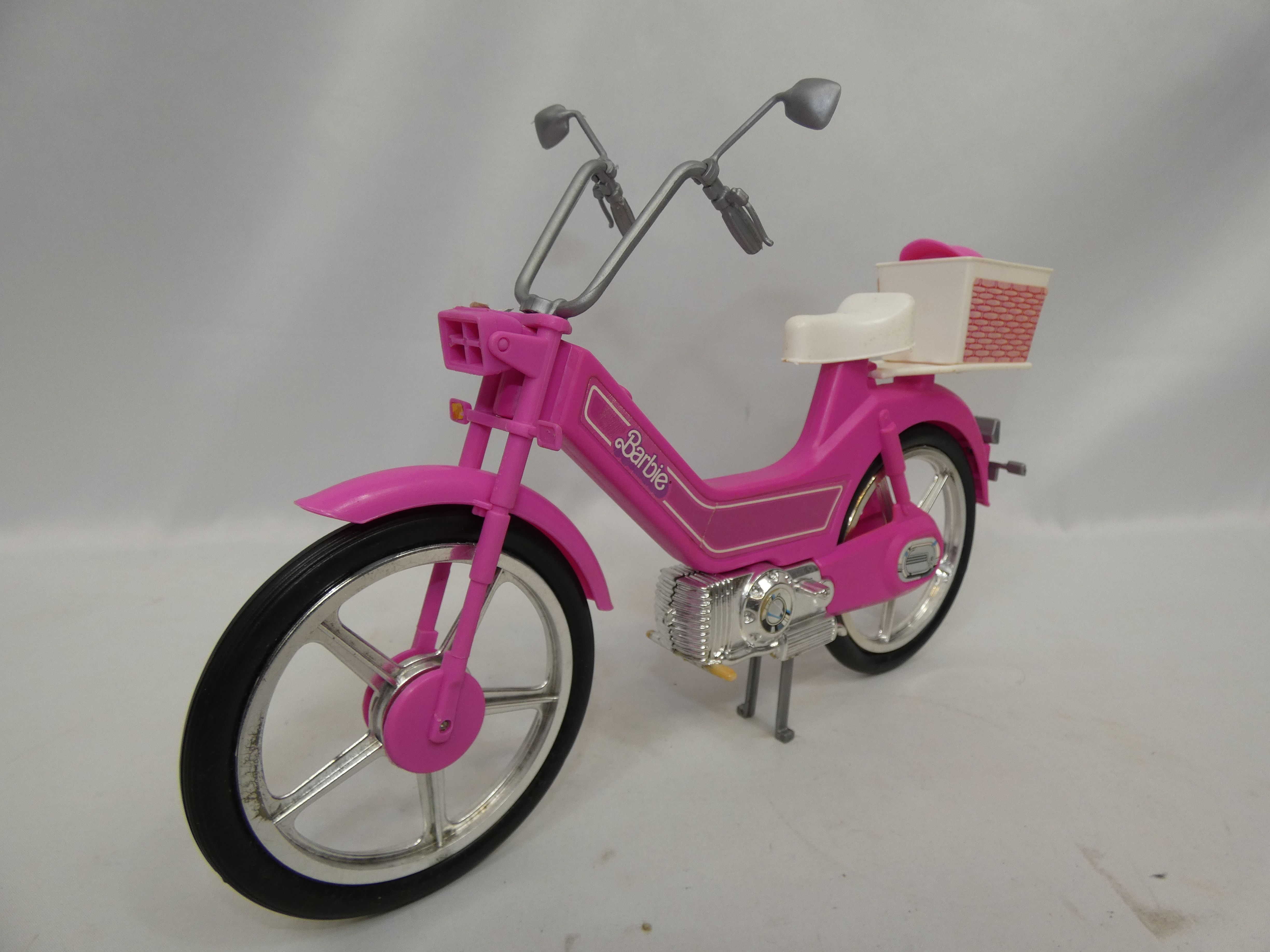Voir photo 2 de Barbie le vélomoteur MATTEL 4856 Barbie le vélomoteur MATTEL 4856 Bon état - Vue 2 -