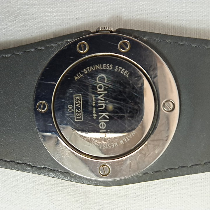 Voir photo 13 de Montre quartz femme "Calvin Klein" d'occasion Montre quartz femme "Calvin Klein" d'occasion État correct - Vue 13 -