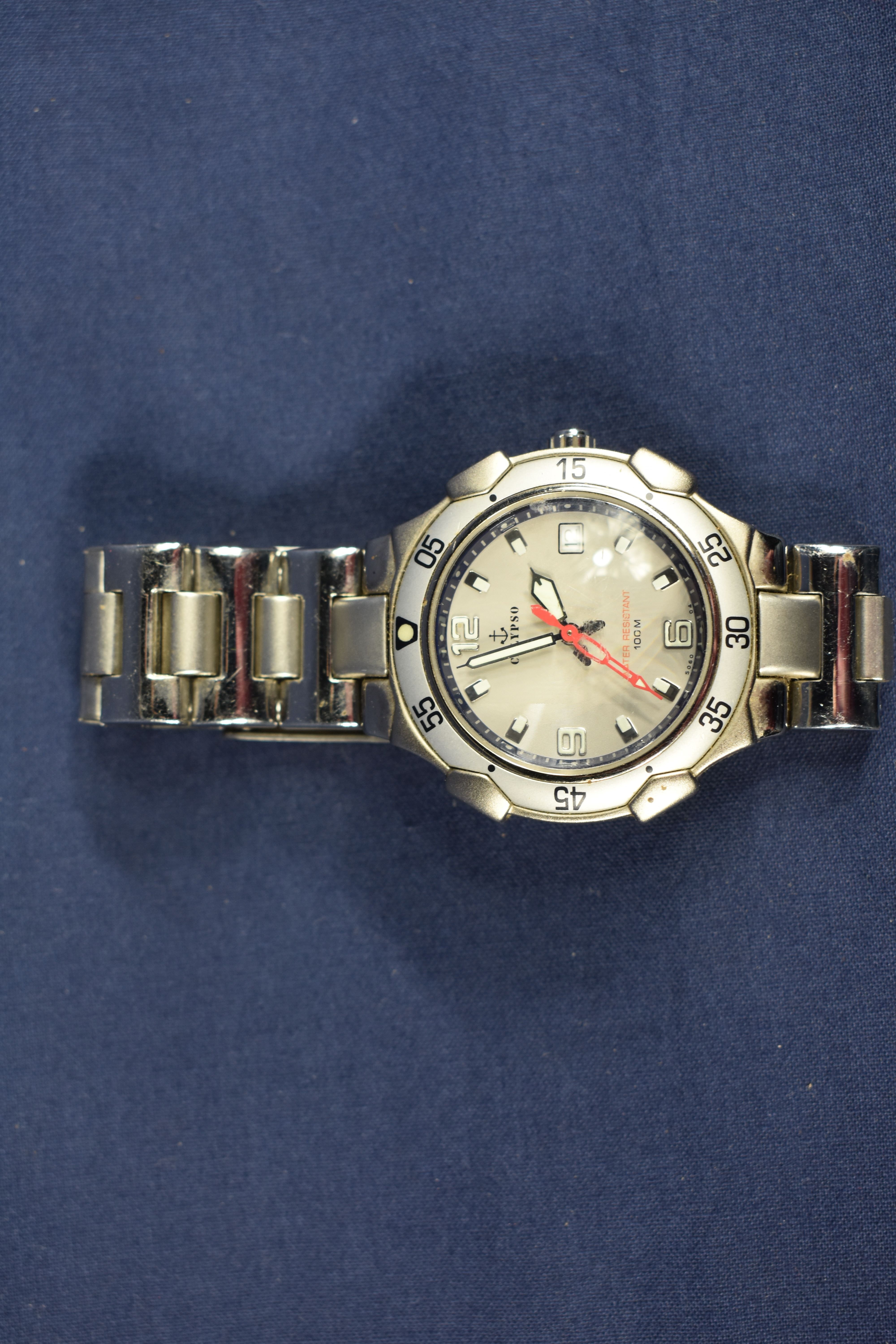 Voir photo 4 de montre Calypso vintage à quartz étanche 100m, bracelet métal (fonctionne) montre Calypso vintage à quartz étanche 100m, bracelet métal (fonctionne) Bon état - Vue 4 -
