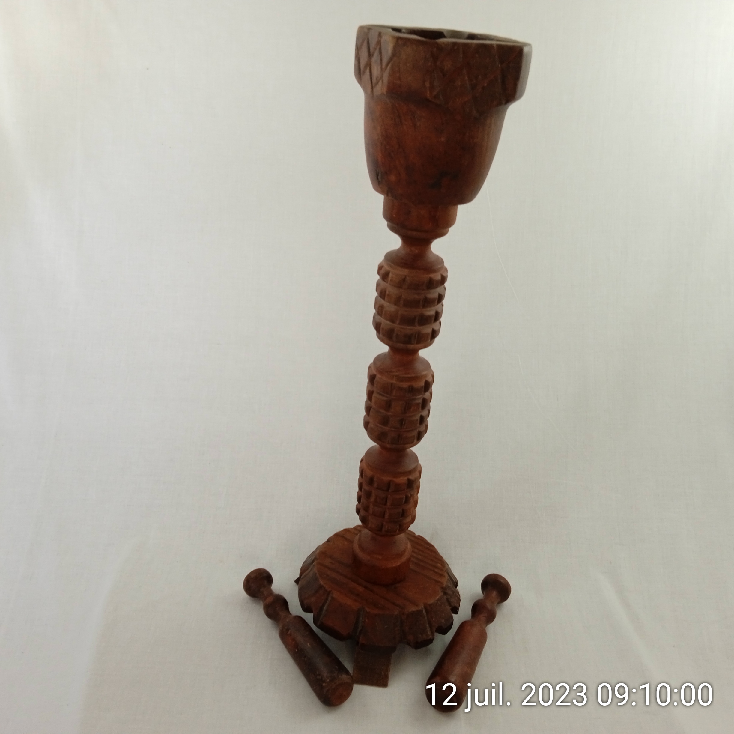 Original cendrier vintage sur pied 62 cm style africain en bois sculpté - Photo 0