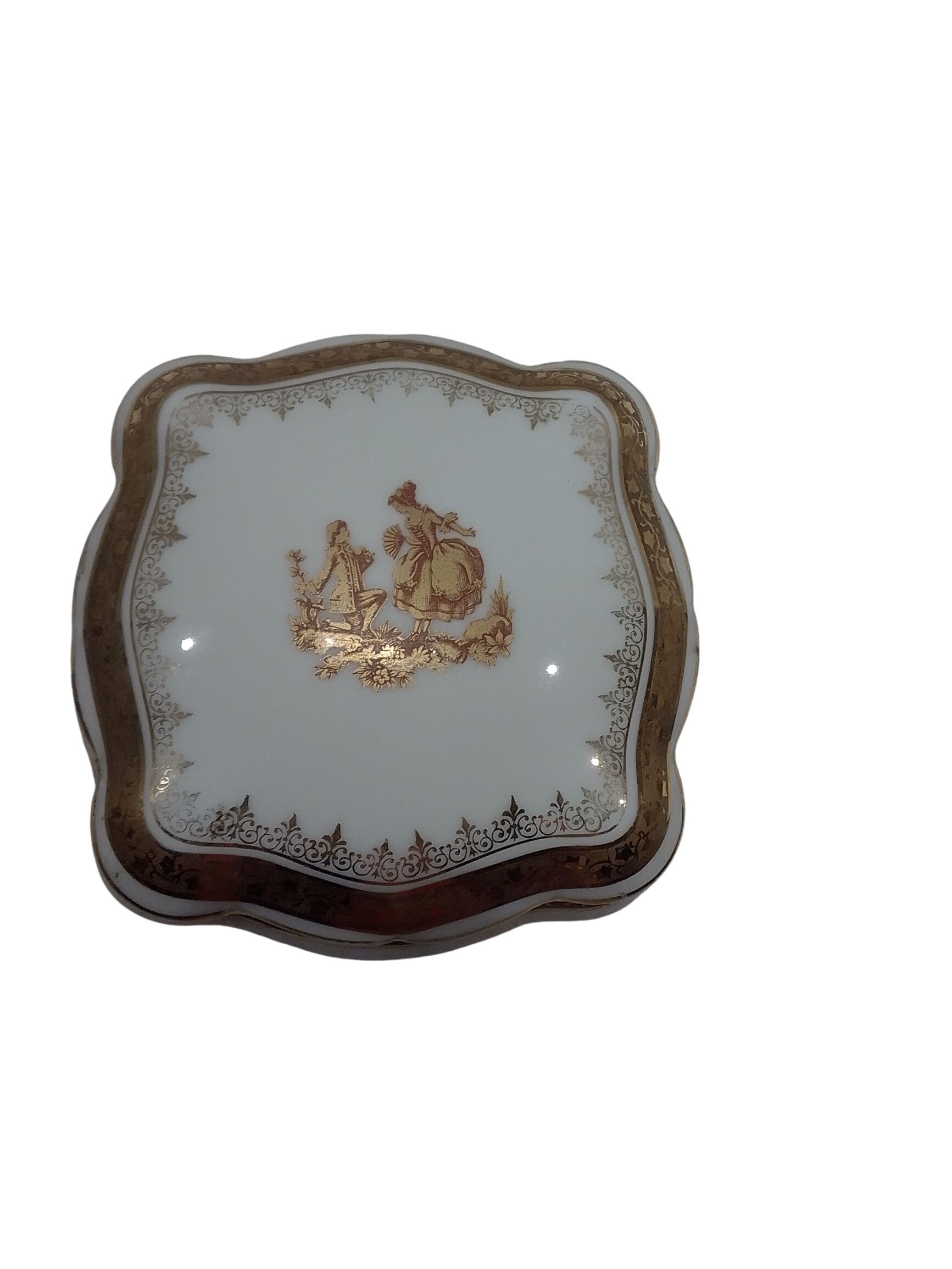 Acheter Boîte Bonbonnière porcelaine de Limoge État correct - 20,00 € Boîte Bonbonnière porcelaine de Limoge État correct - reconditionné disponible sur Label Emmaüs