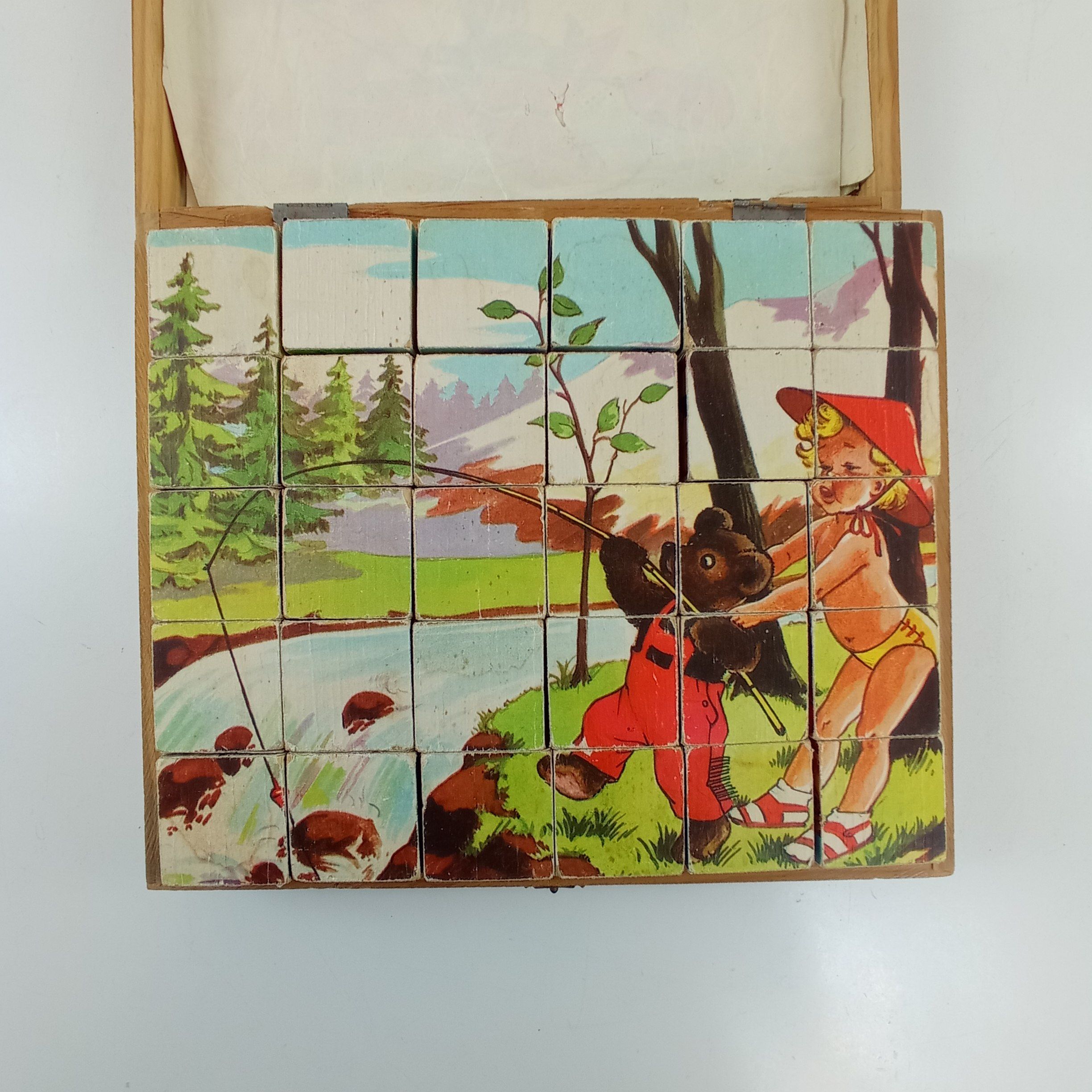 Voir photo 3 de Jeu de cubes en bois ancien Jeu de cubes en bois ancien État correct - Vue 3 -