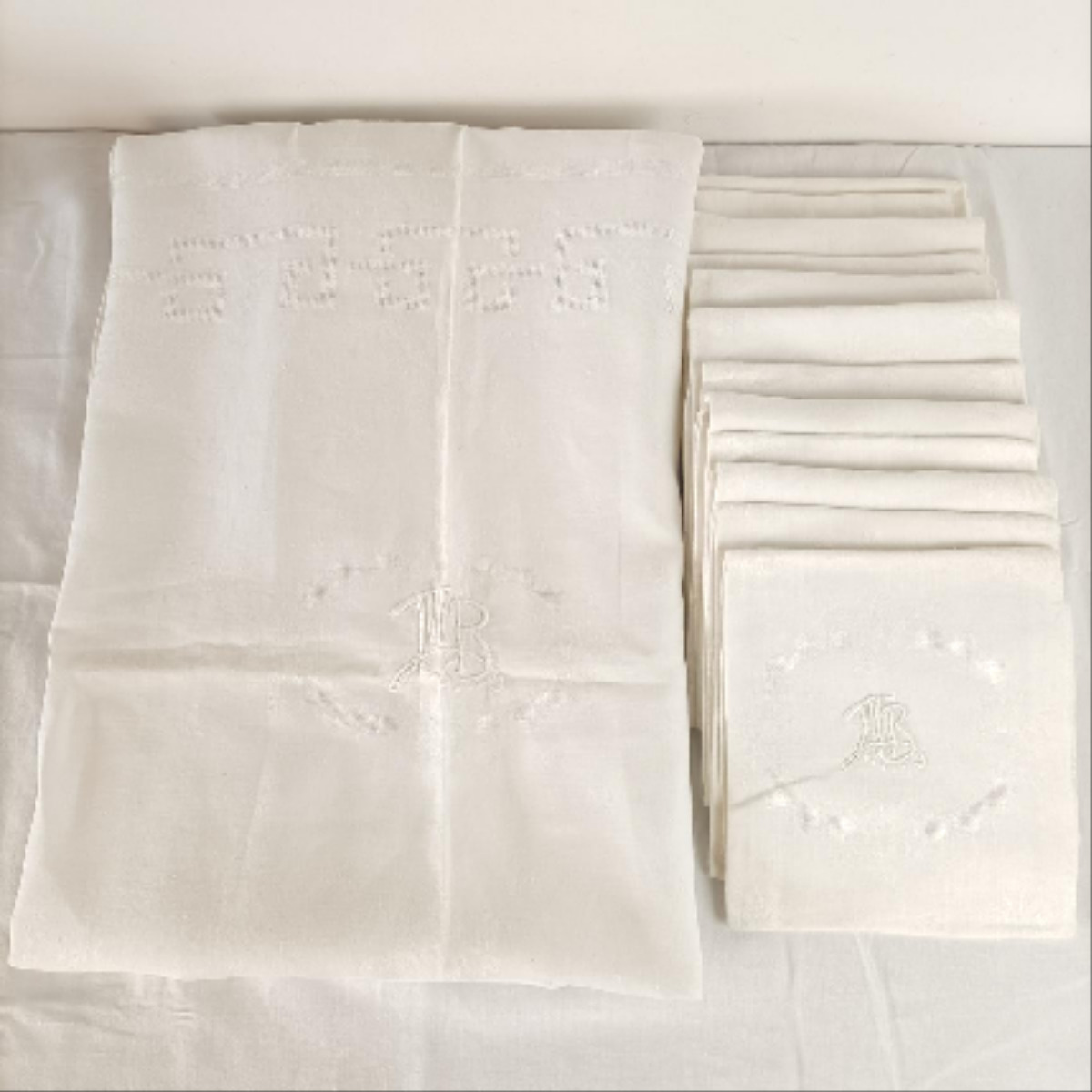 Belle Nappe et 12 serviettes en damassé Blanc maison Table Belle Nappe et 12 serviettes en damassé Blanc maison Table