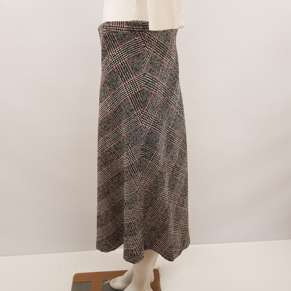 Voir photo 2 de Jupe multicolores - CAROLL - taille 40 Jupe multicolores - CAROLL - taille 40 Bon état - Vue 2 -