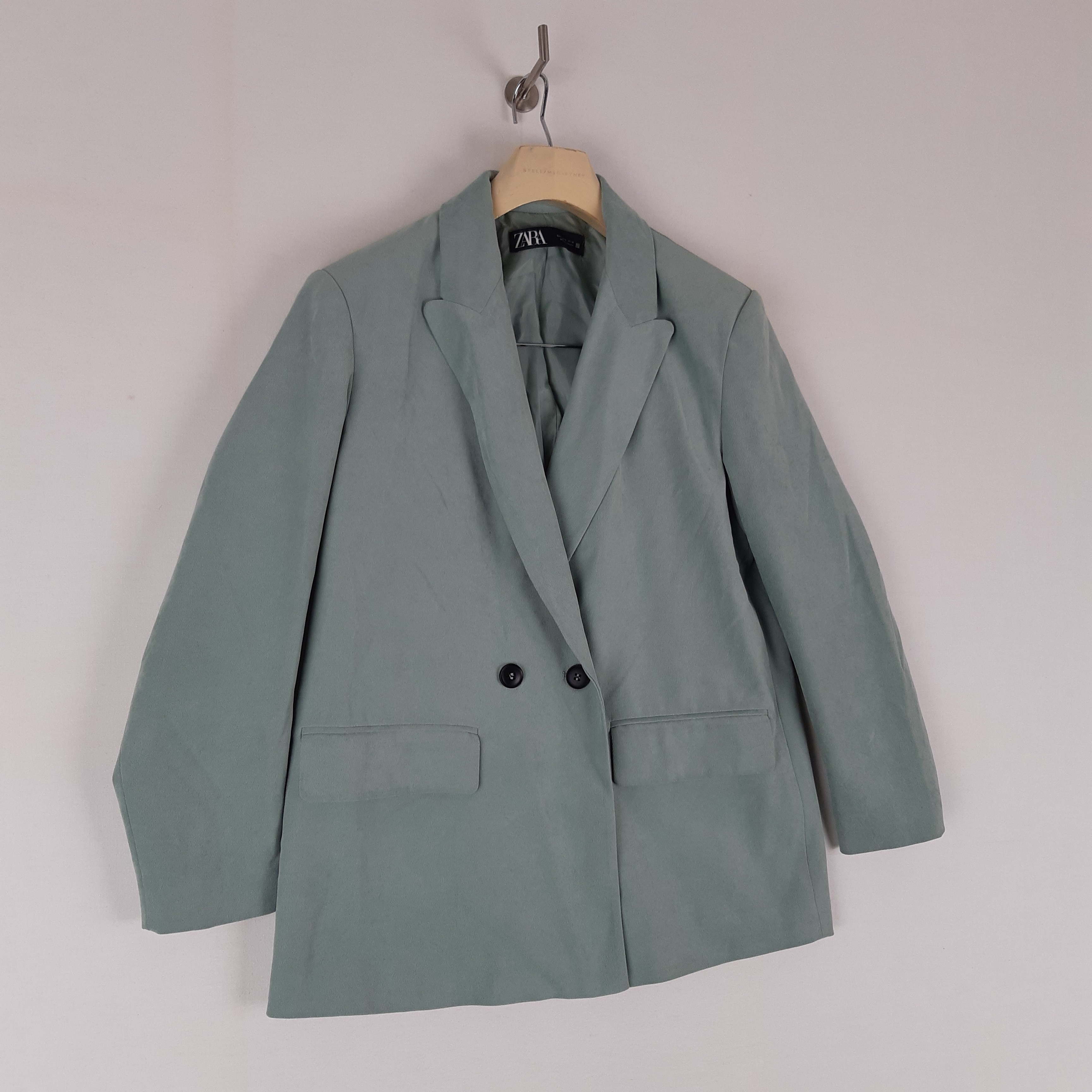 Voir photo 3 de Zara - Blazer effet daim vert sauge - Taille S mesures Carrure= 45 cm Poitrine= 51 Longueur= 72 cm Zara - Blazer effet daim vert sauge - Taille S mesures Carrure= 45 cm Poitrine= 51 Longueur= 72 cm Très bon état - Vue 3 -