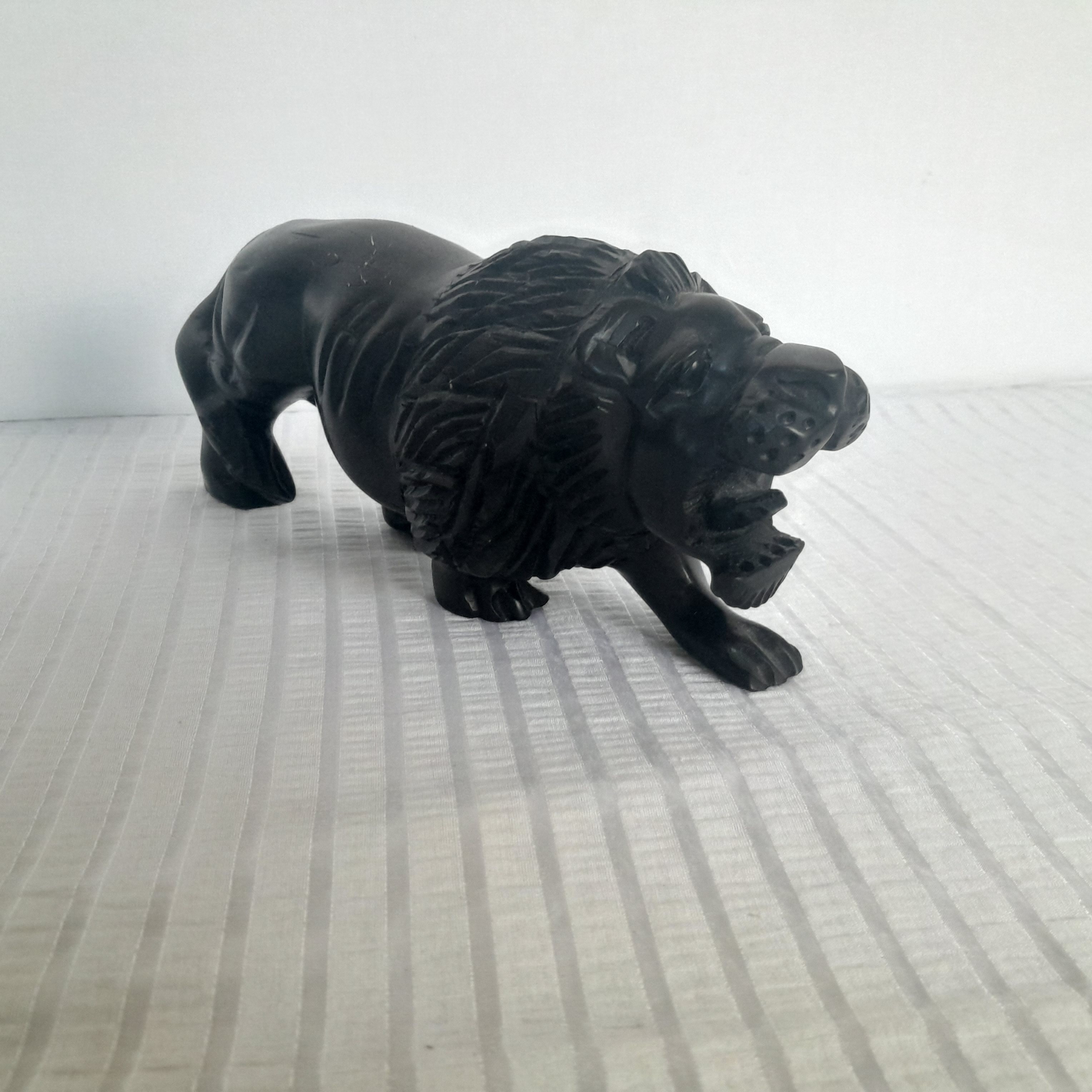 LION, sculpture en bois foncé - Photo 2
