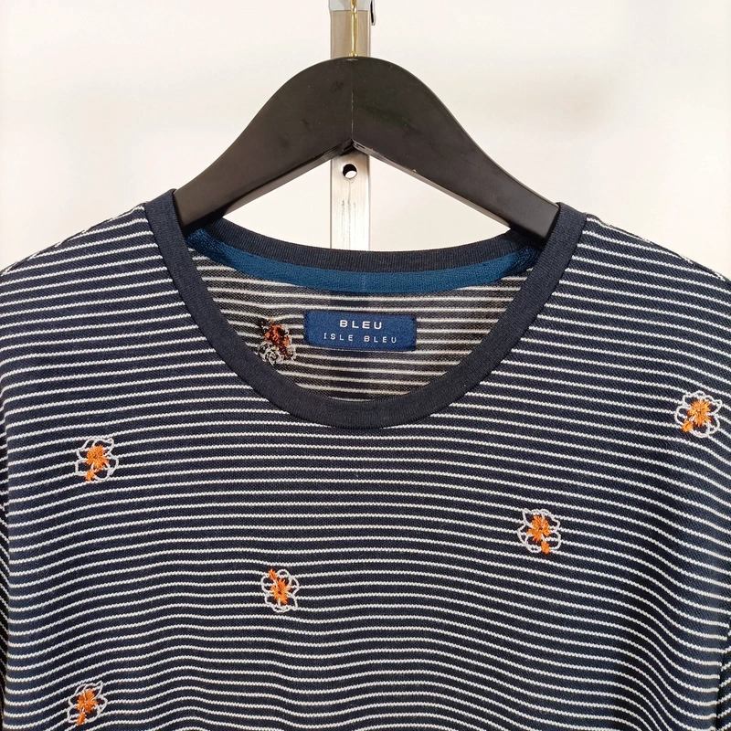 T-shirt rayé bleu marine Bleu Isle Bleu taille M, coton, broderies fleurs orange et col rond Très bon état - Vue 2 - 