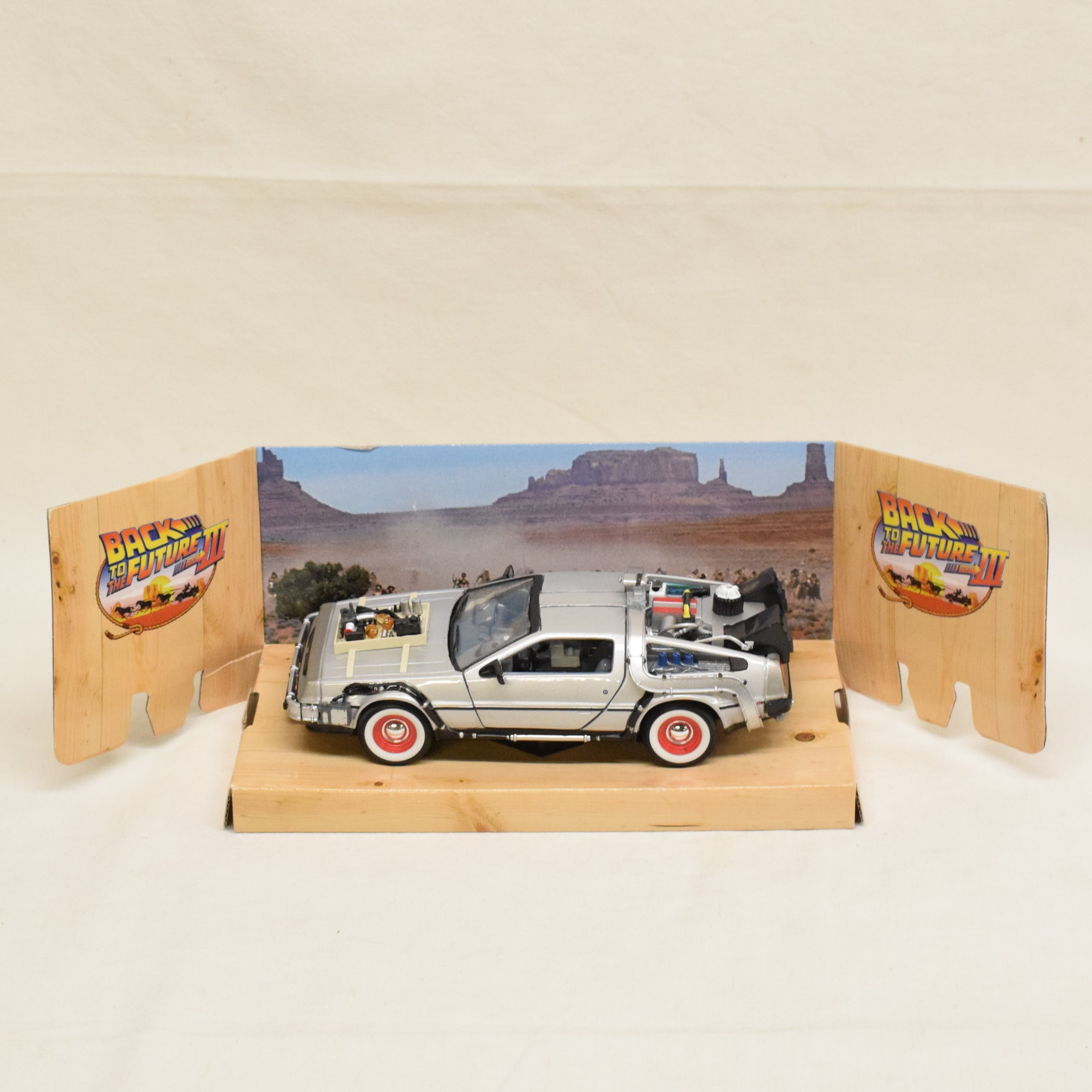 Voiture Dolorean retour vers le futur III au 1:24 par Welly État correct - Vue 2 - 
