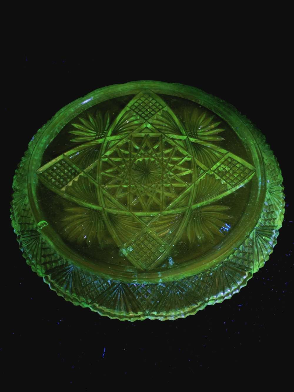 Assiette en verre ouraline (densité moyenne). - Photo 2