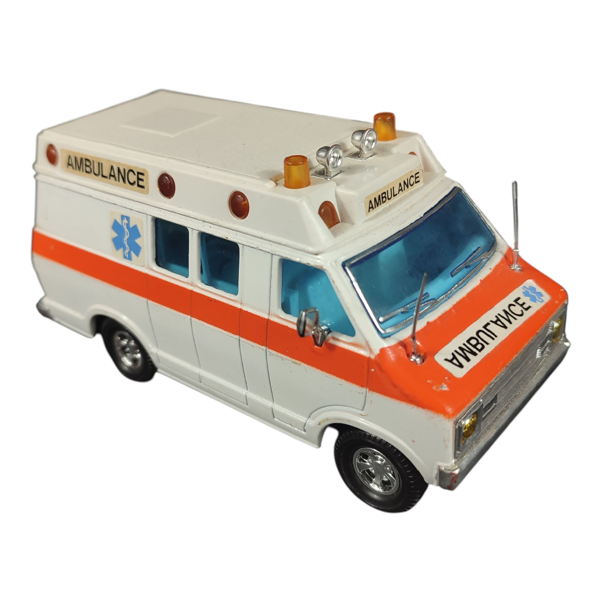 Acheter Ambulance Matchbox Super Kings Dodge Van avec patient en civière Bon état - 19,50 € Ambulance Matchbox Super Kings Dodge Van avec patient en civière Bon état - reconditionné disponible sur Label Emmaüs