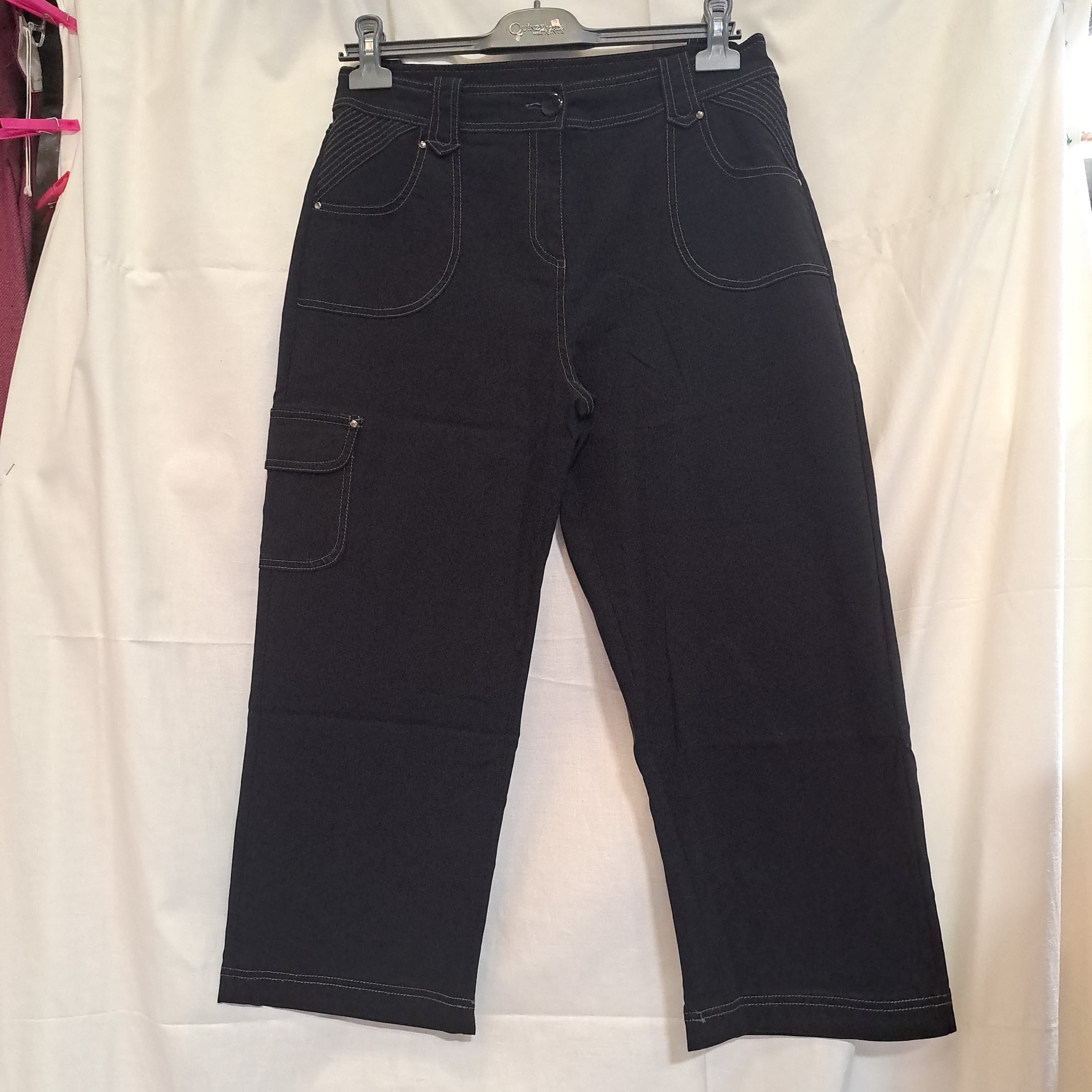 Voir photo 2 de PANTALON Noir Femme - Taille 40 PANTALON Noir Femme - Taille 40 Très bon état - Vue 2 -