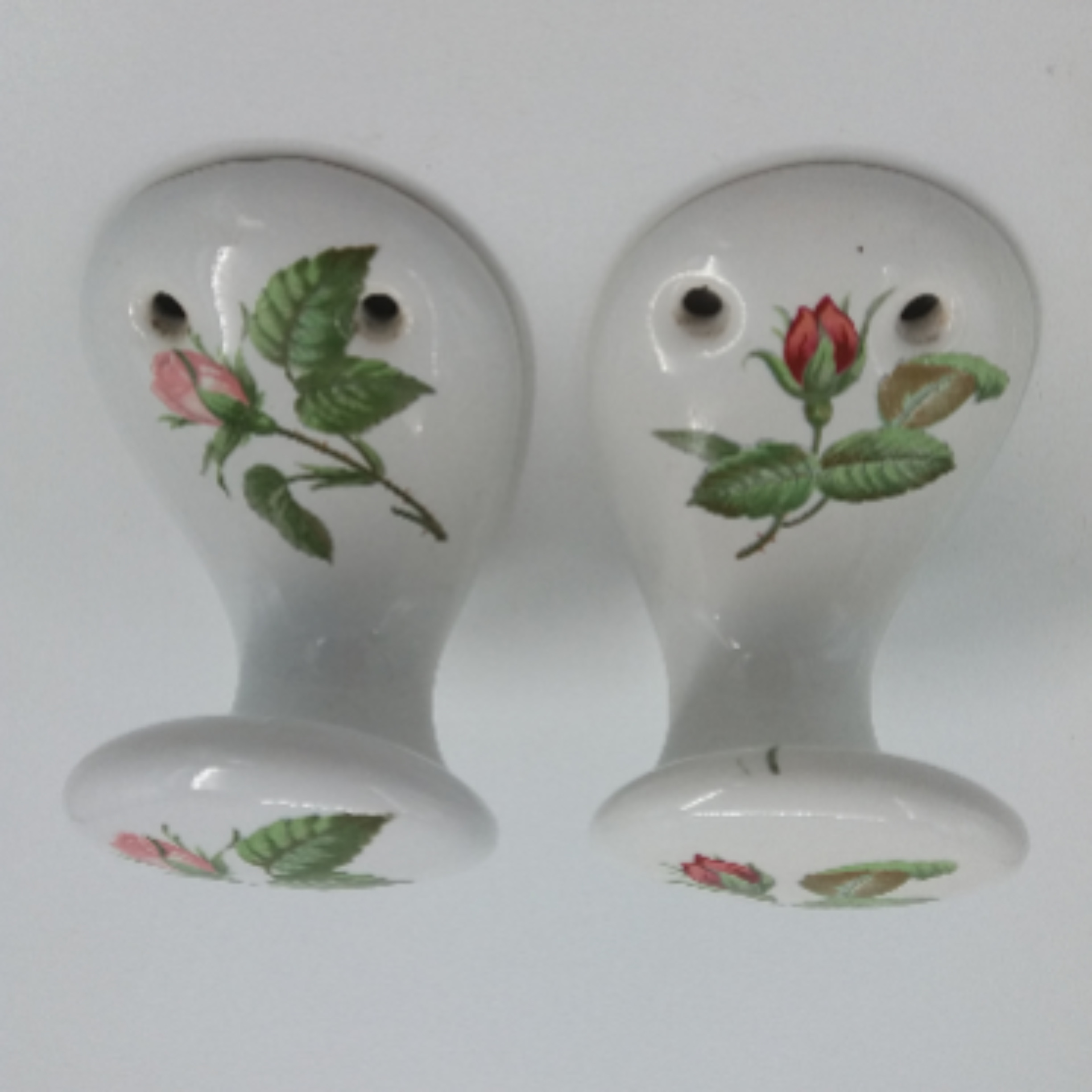 Lot de deux anciennes patères blanches. Porcelaine. Décor floral bouton de rose. Porcelaine de paris. Signée dessous - Photo 1