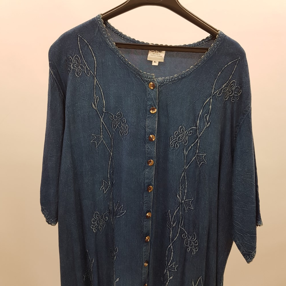 Voir photo 4 de Robe longue bleue en denim avec broderies -- COLINE- Taille XL Robe longue bleue en denim avec broderies -- COLINE- Taille XL Très bon état - Vue 4 -