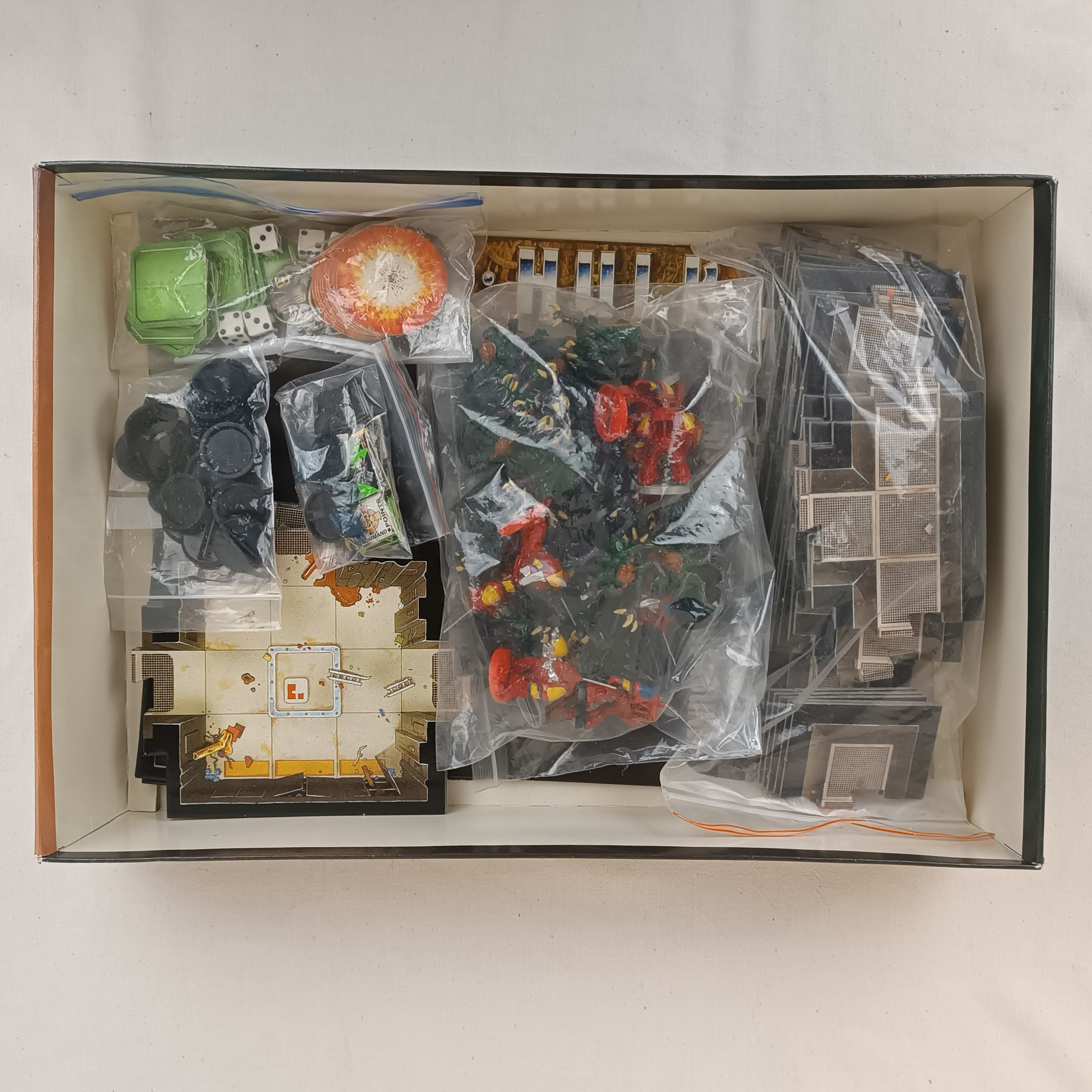 Voir photo 5 de Jeu de société "Space Hulk" - Warhammer 40K, première édition de 1989, par Games Workshop, figurines peintes Jeu de société "Space Hulk" - Warhammer 40K, première édition de 1989, par Games Workshop, figurines peintes État correct - Vue 5 -