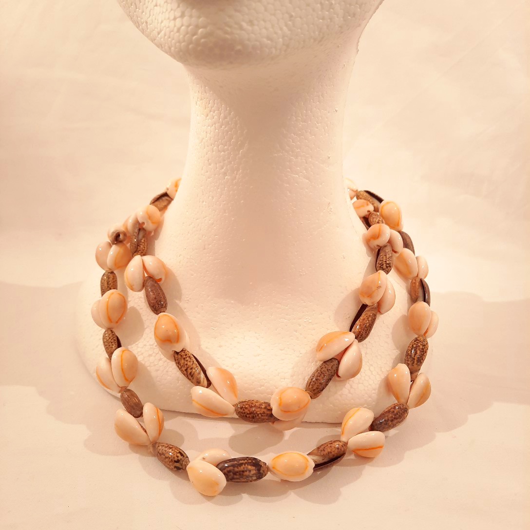 Collier tahitien de coquillages Cauri et cônes Très bon état - Vue 2 - 