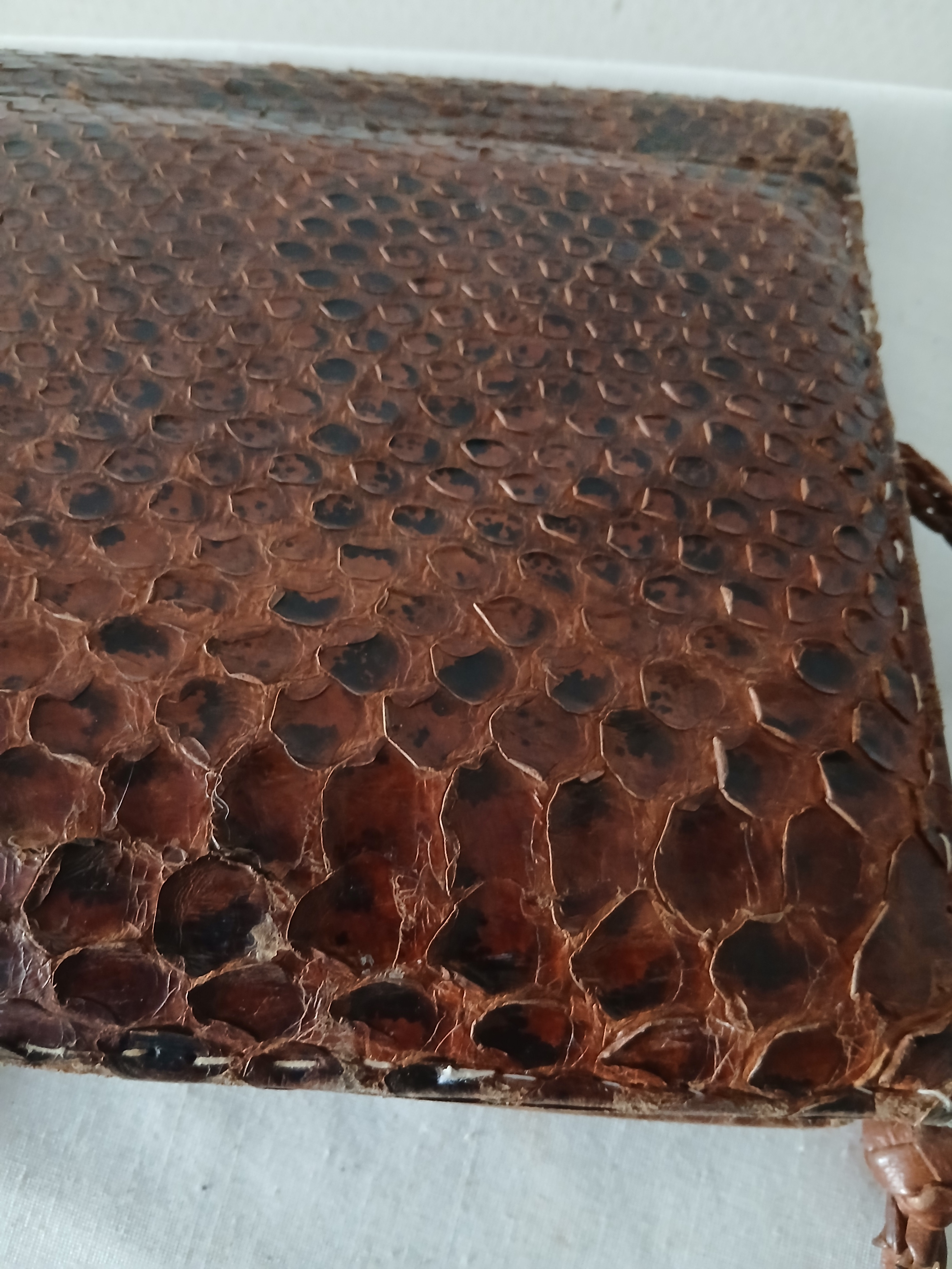 Sac à main vintage à soufflets en cuir et peau de serpent Bon état - Vue 3 - 