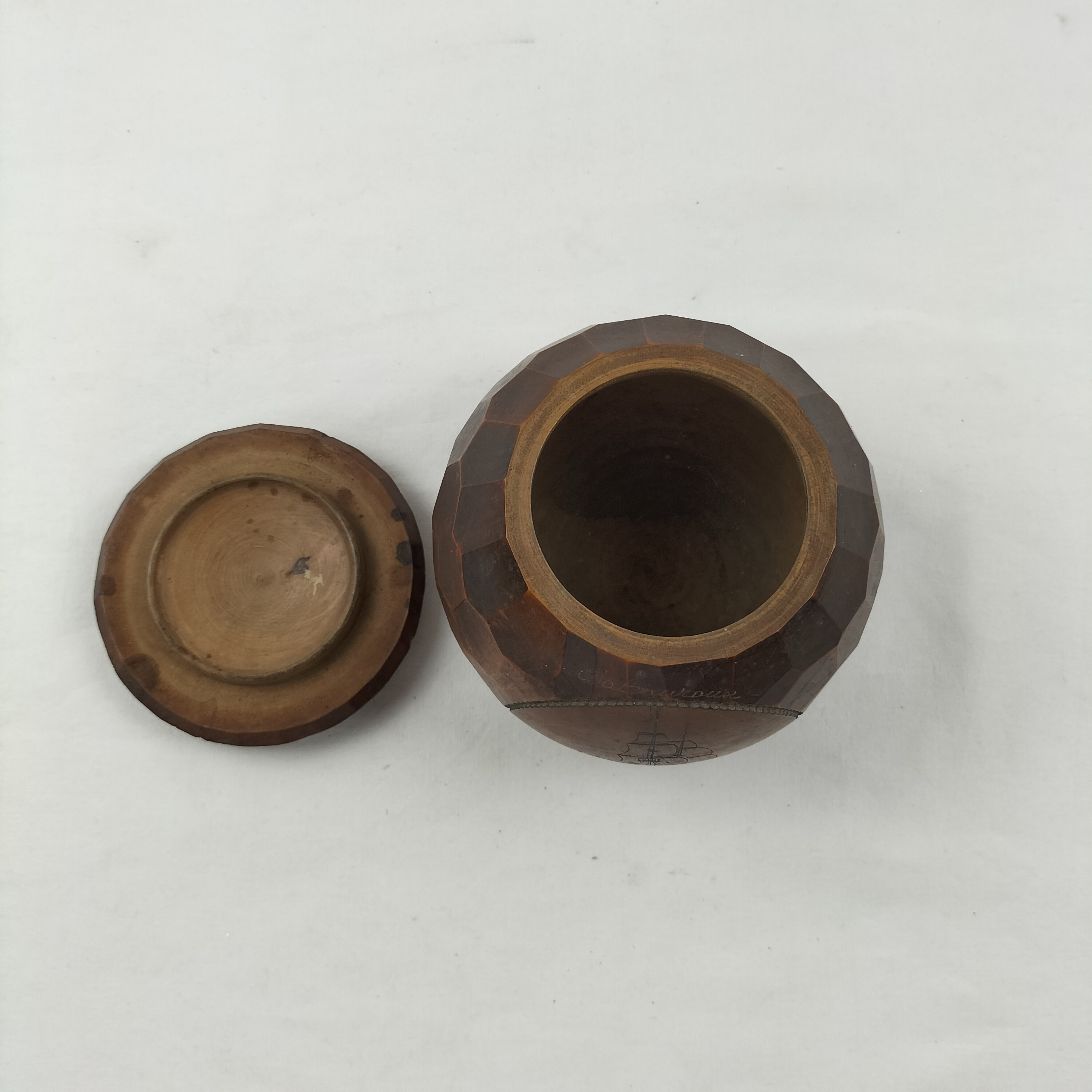 Boîte en bois gravée motif bateau à voile - Photo 2