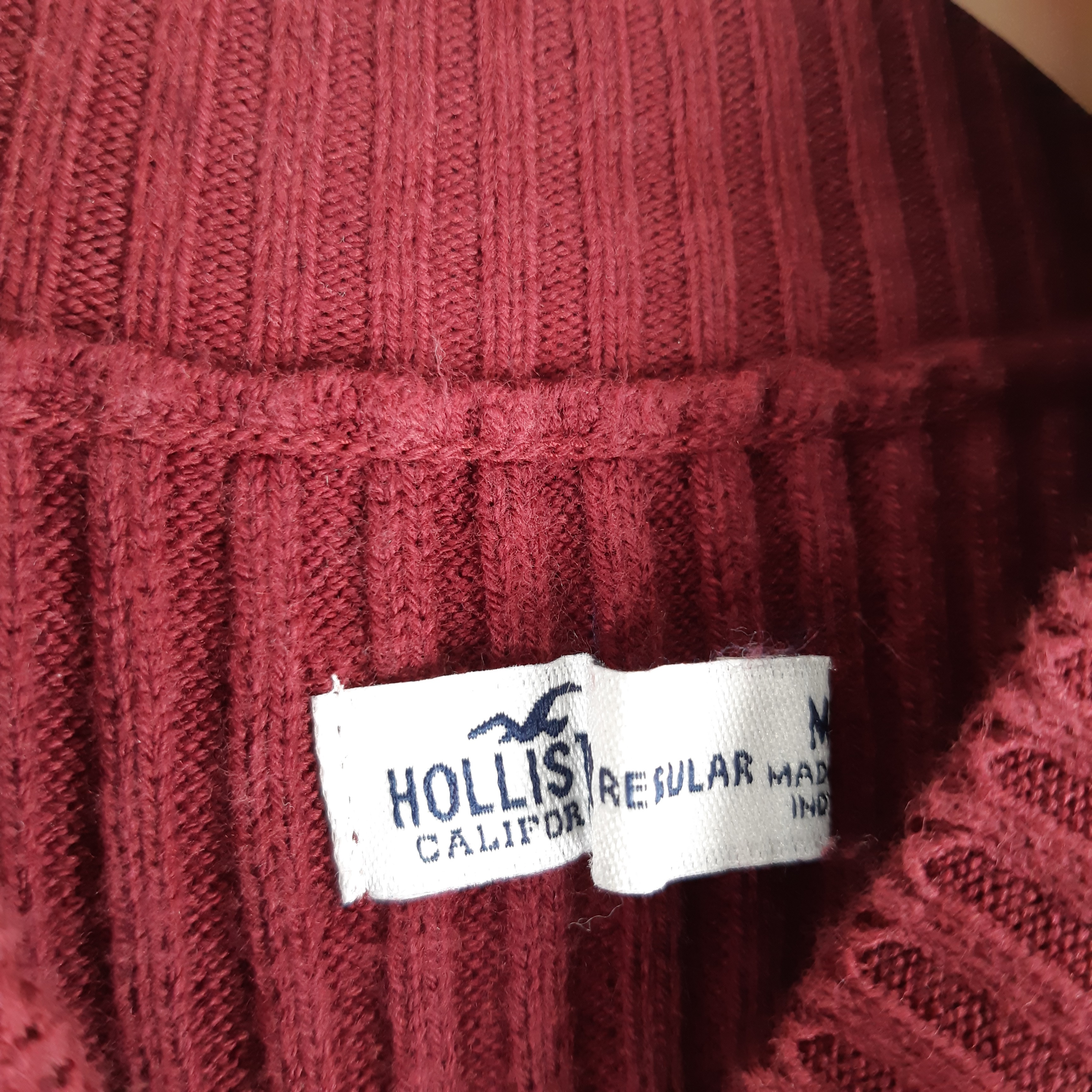 Voir photo 5 de Hollister - Robe pull bordeaux maille côtelée - Taille M mesures Carrure=32 Poitrine= 36 cm Hanches= 26 cm Bassin= 28 Hollister - Robe pull bordeaux maille côtelée - Taille M mesures Carrure=32 Poitrine= 36 cm Hanches= 26 cm Bassin= 28 Très bon état - Vue 5 -