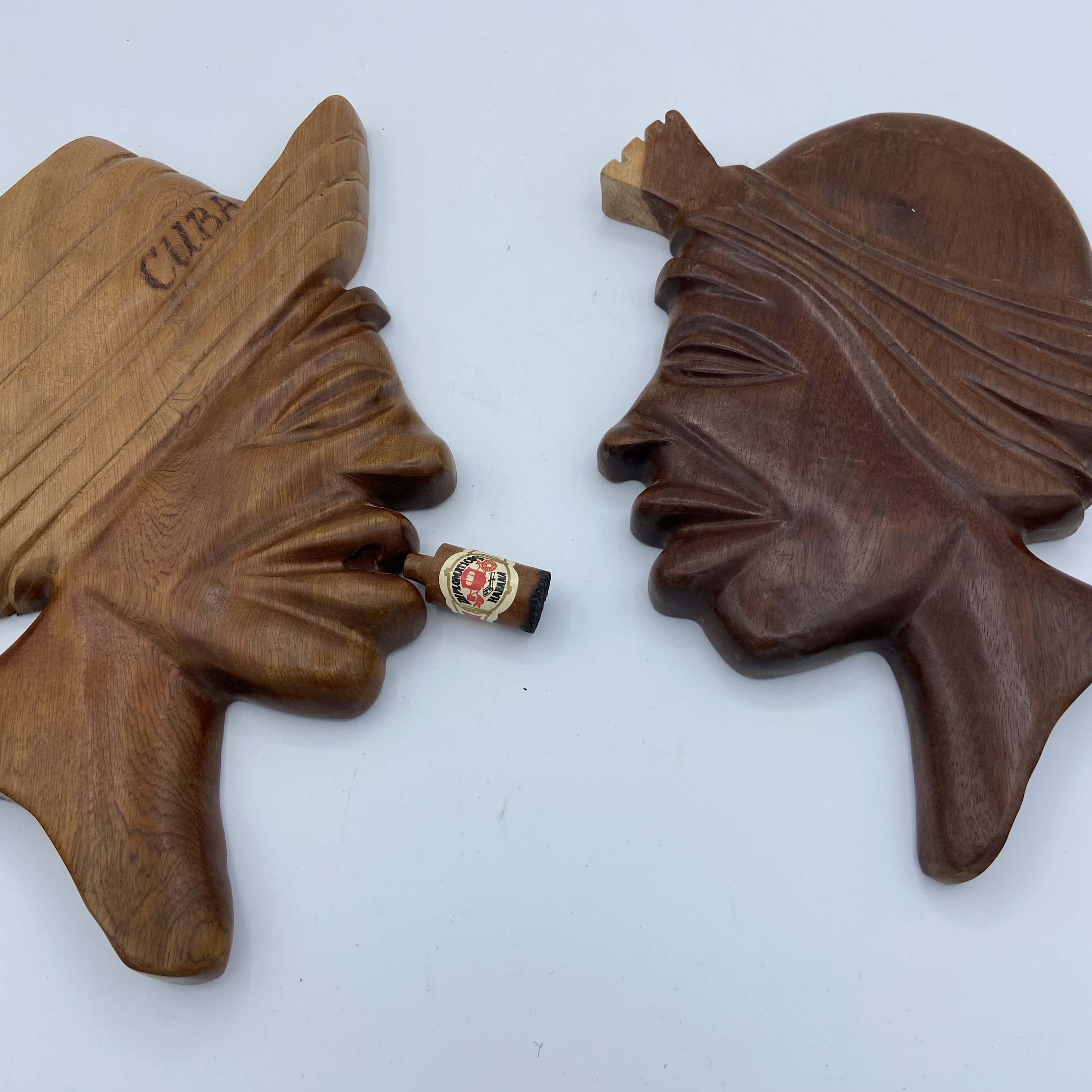 Lot de 2 masques en bois exotique Bon état - Vue 2 - 
