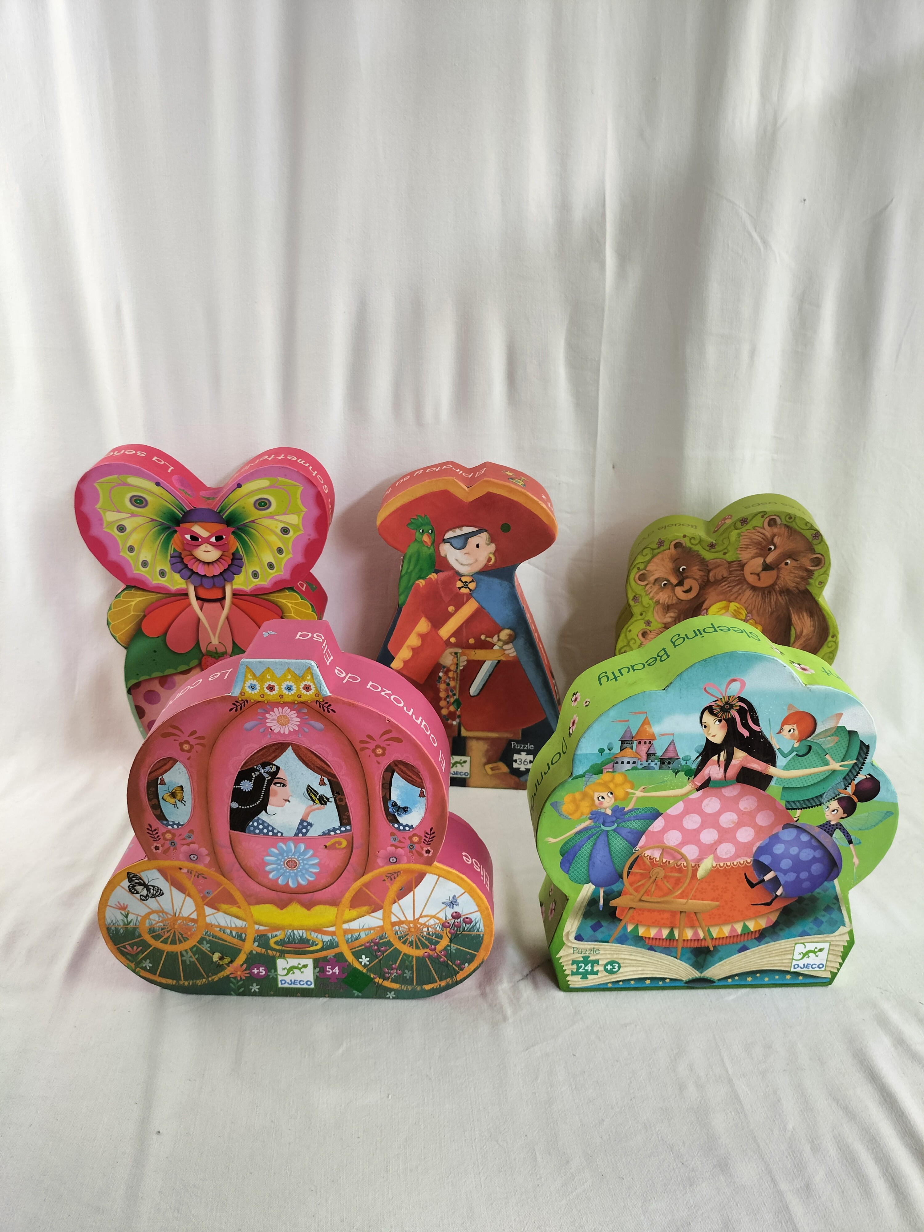 Voir photo 2 de Lot de 5 puzzles silhouettes Djeco pour enfants – Univers contes et poésie vintage Lot de 5 puzzles silhouettes Djeco pour enfants – Univers contes et poésie vintage Bon état - Vue 2 -