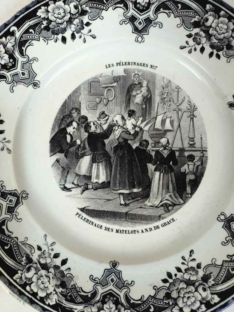 Voir photo 6 de 8 assiettes anciennes, à dessert, des Pèlerinages " Creil et Montereau", en faïence. 8 assiettes anciennes, à dessert, des Pèlerinages " Creil et Montereau", en faïence. Bon état - Vue 6 -