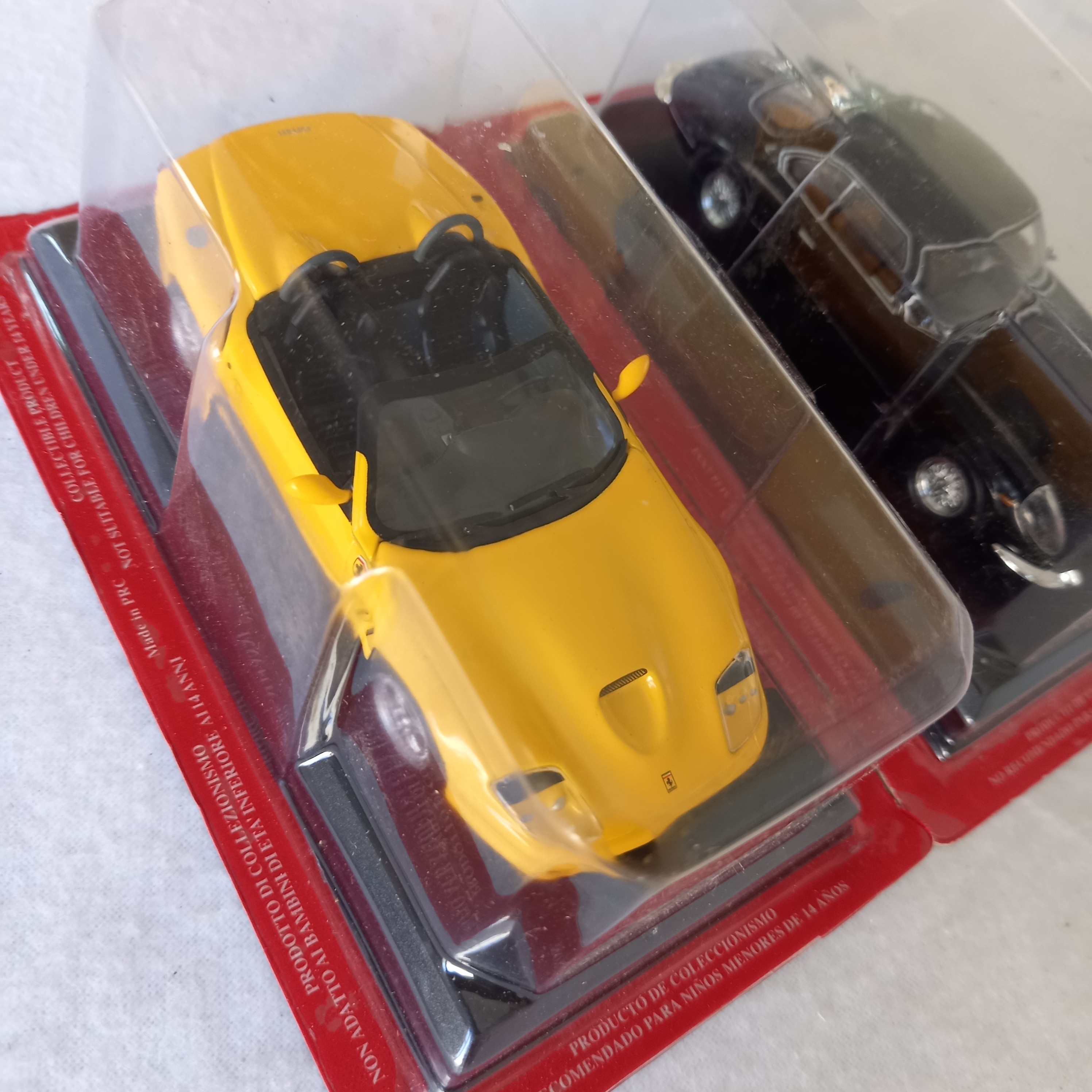 Deux voitures miniatures Collection Ferrari Comme neuf - Vue 5 - 
